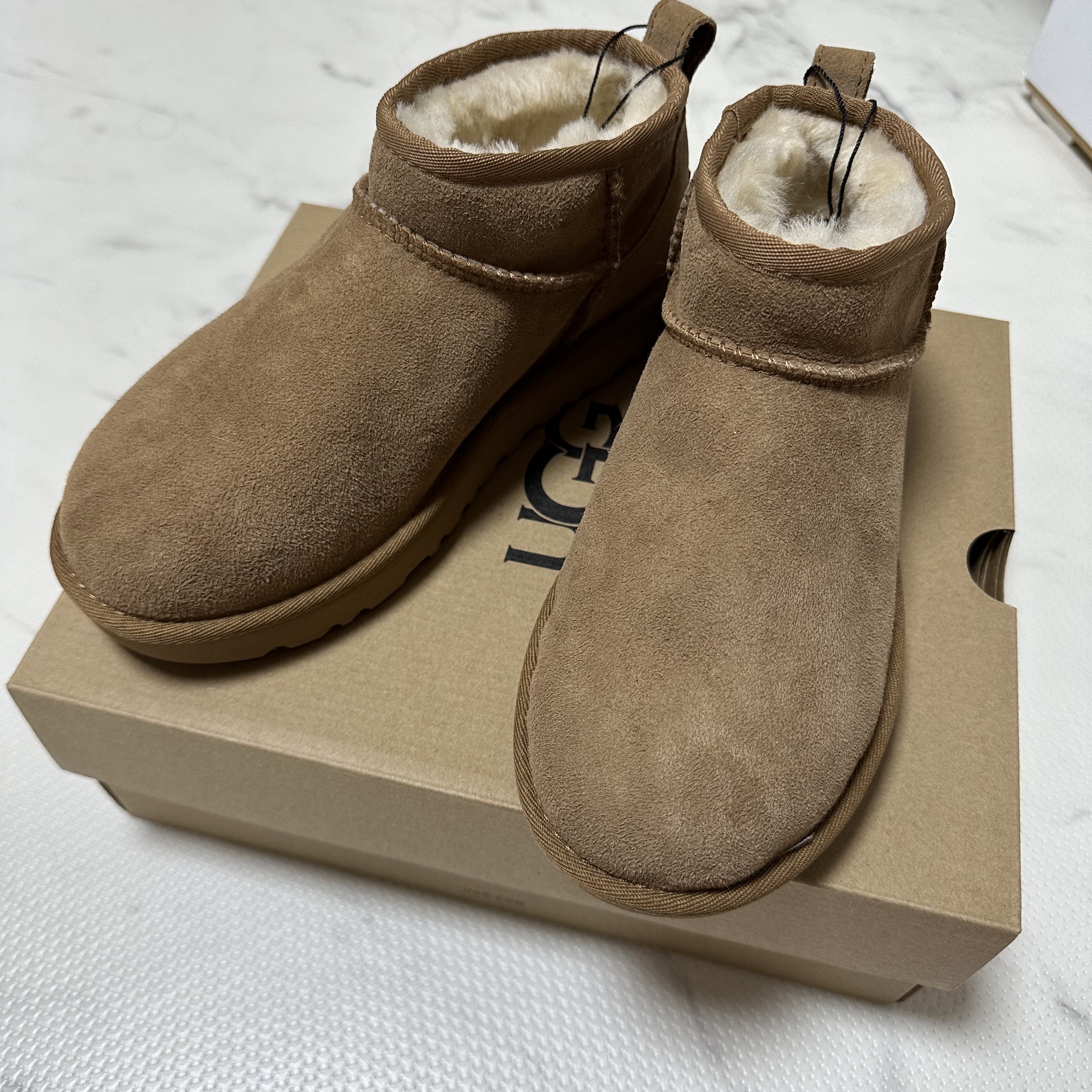 (W) UGG Classic Ultra Mini Boots Chestnut 착용 스타일 - 1