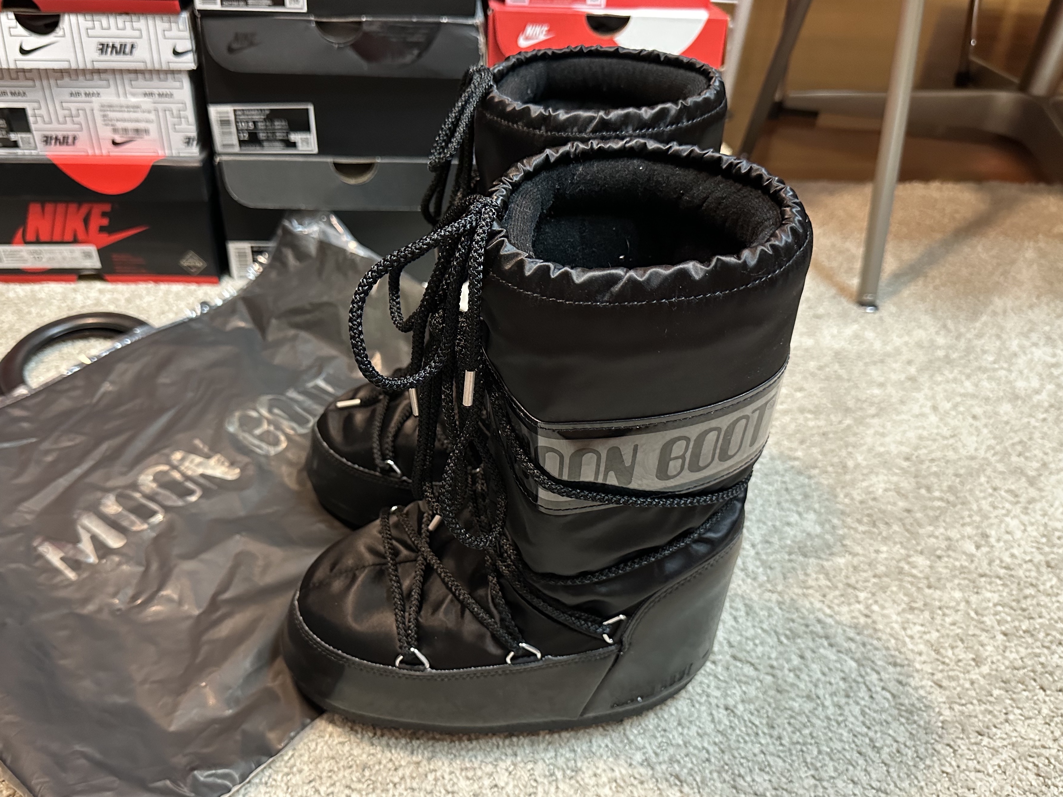 (W) Moon Boot Icon Glance Satin Boots Black 착용 스타일 - 1