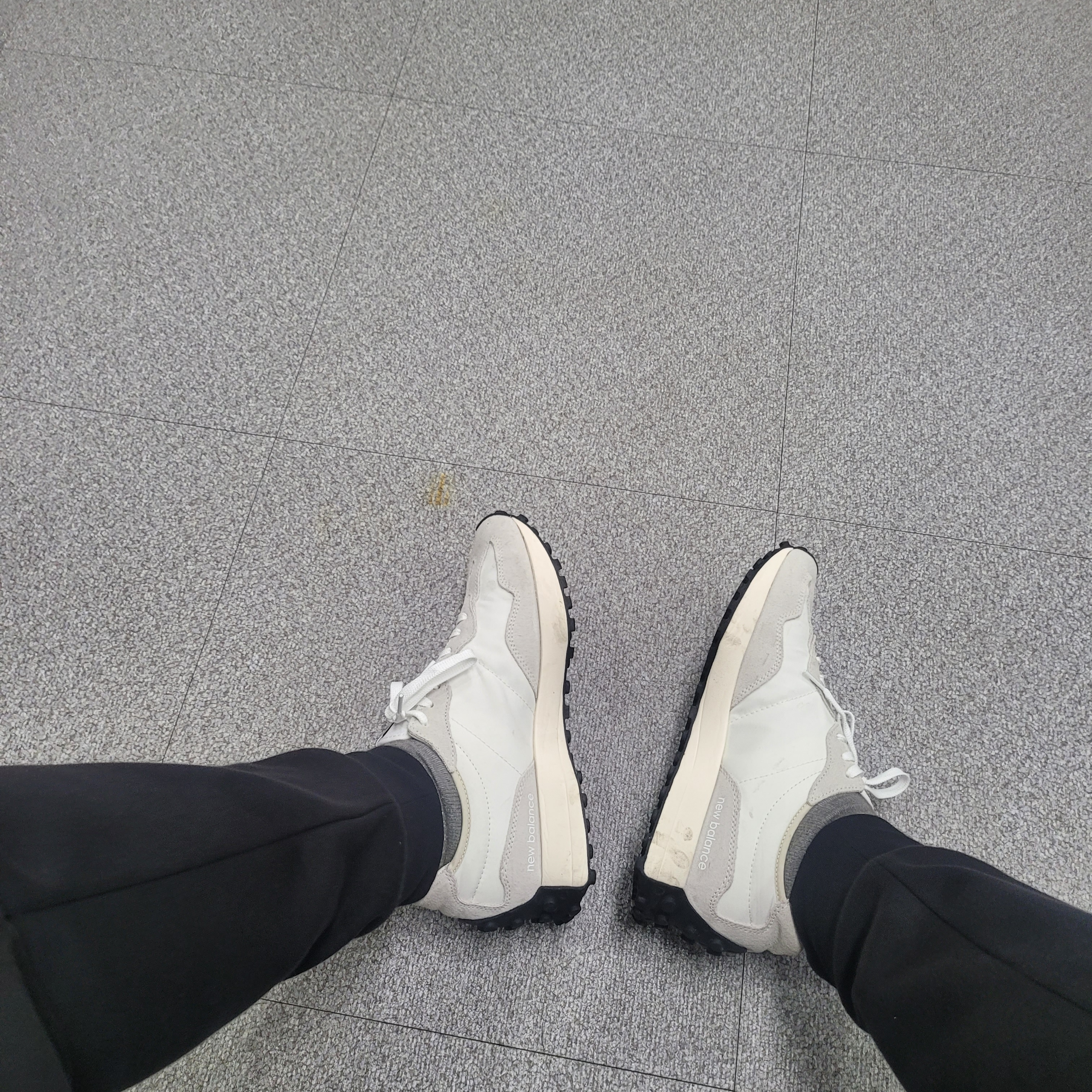 New Balance 327 White Black 착용 스타일 - 1
