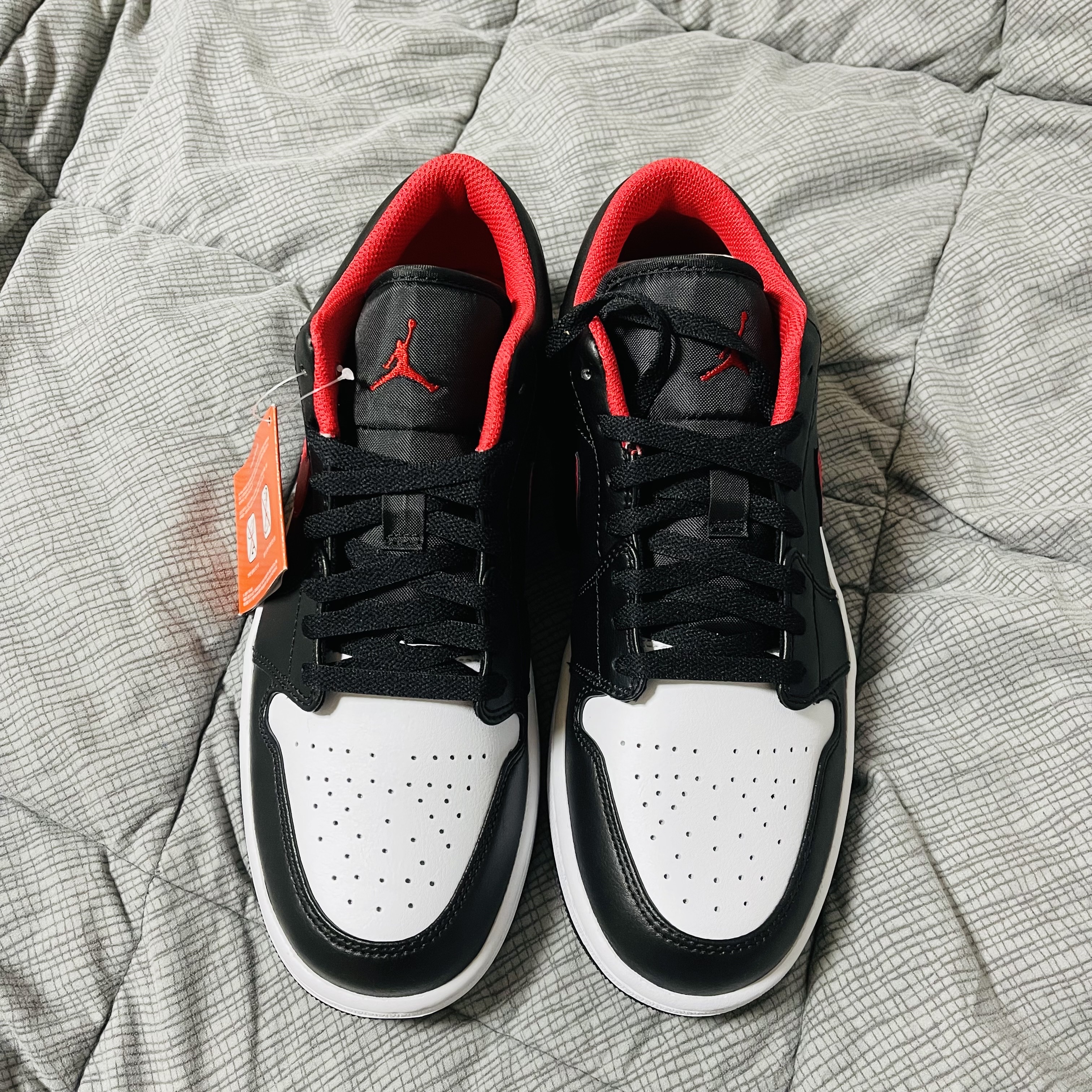 Jordan 1 Low Black Fire Red 착용 스타일 - 2
