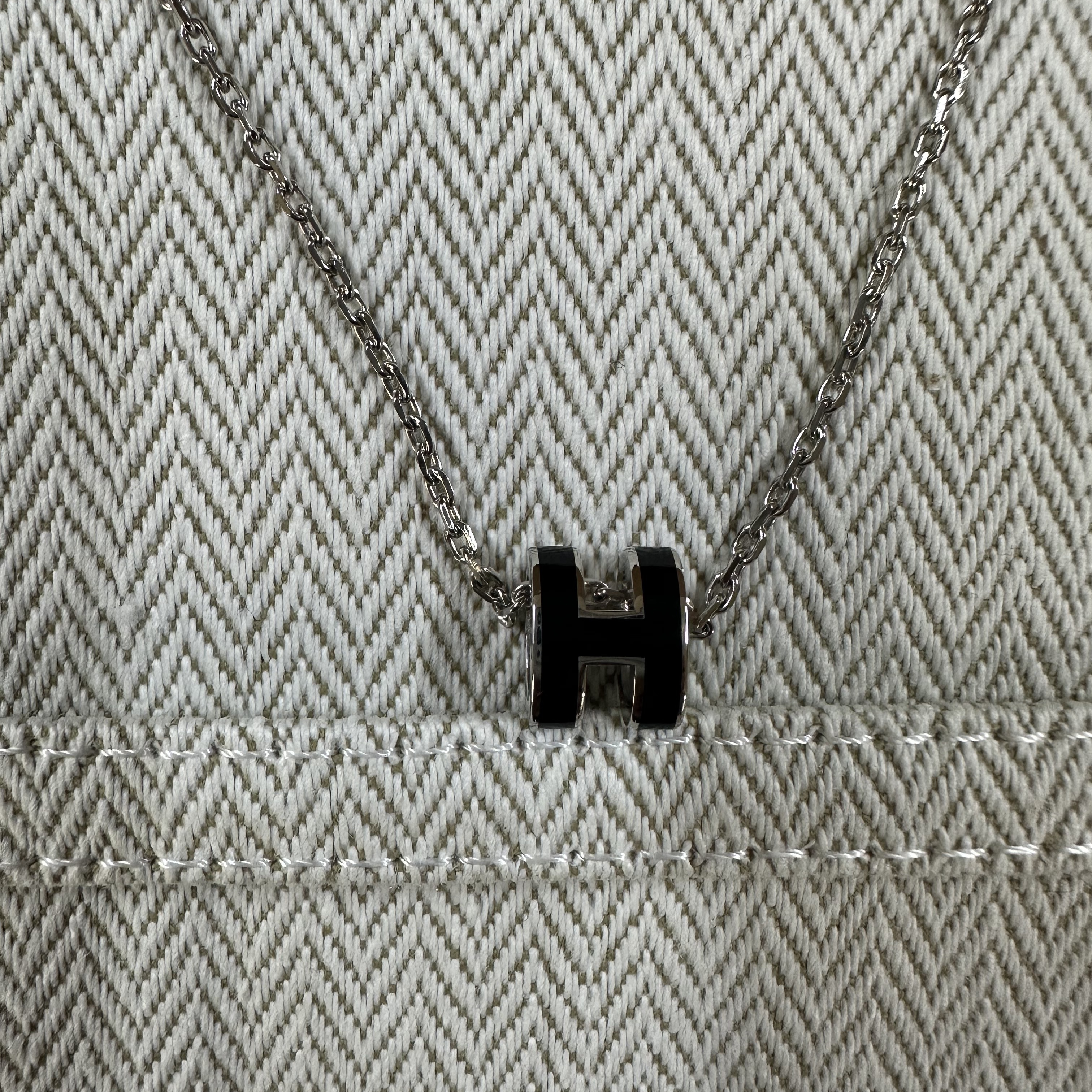 (W) Hermes Mini Pop H Pendant Palladium & Noir 착용 스타일 - 2