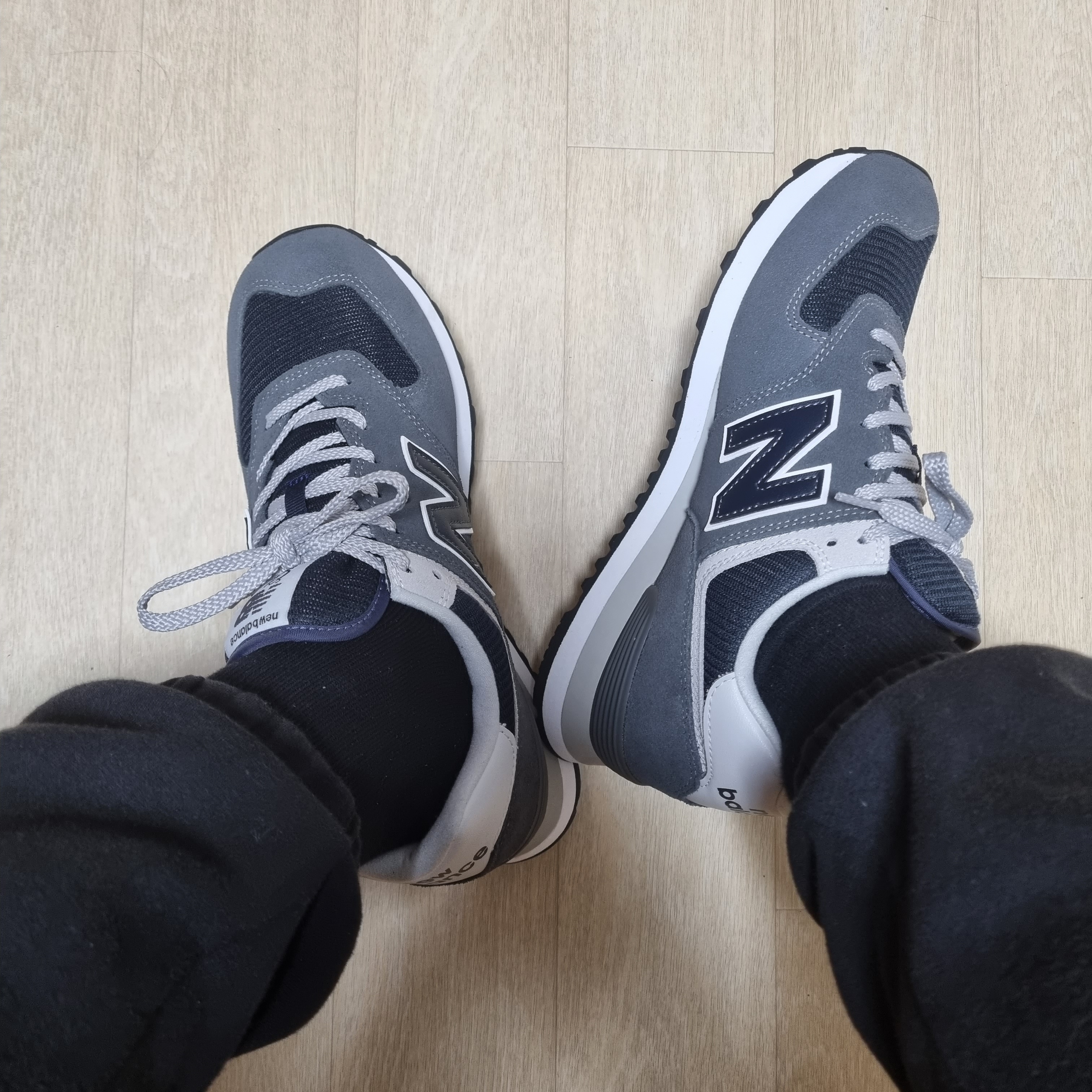 New Balance 574 Grey Navy 착용 스타일