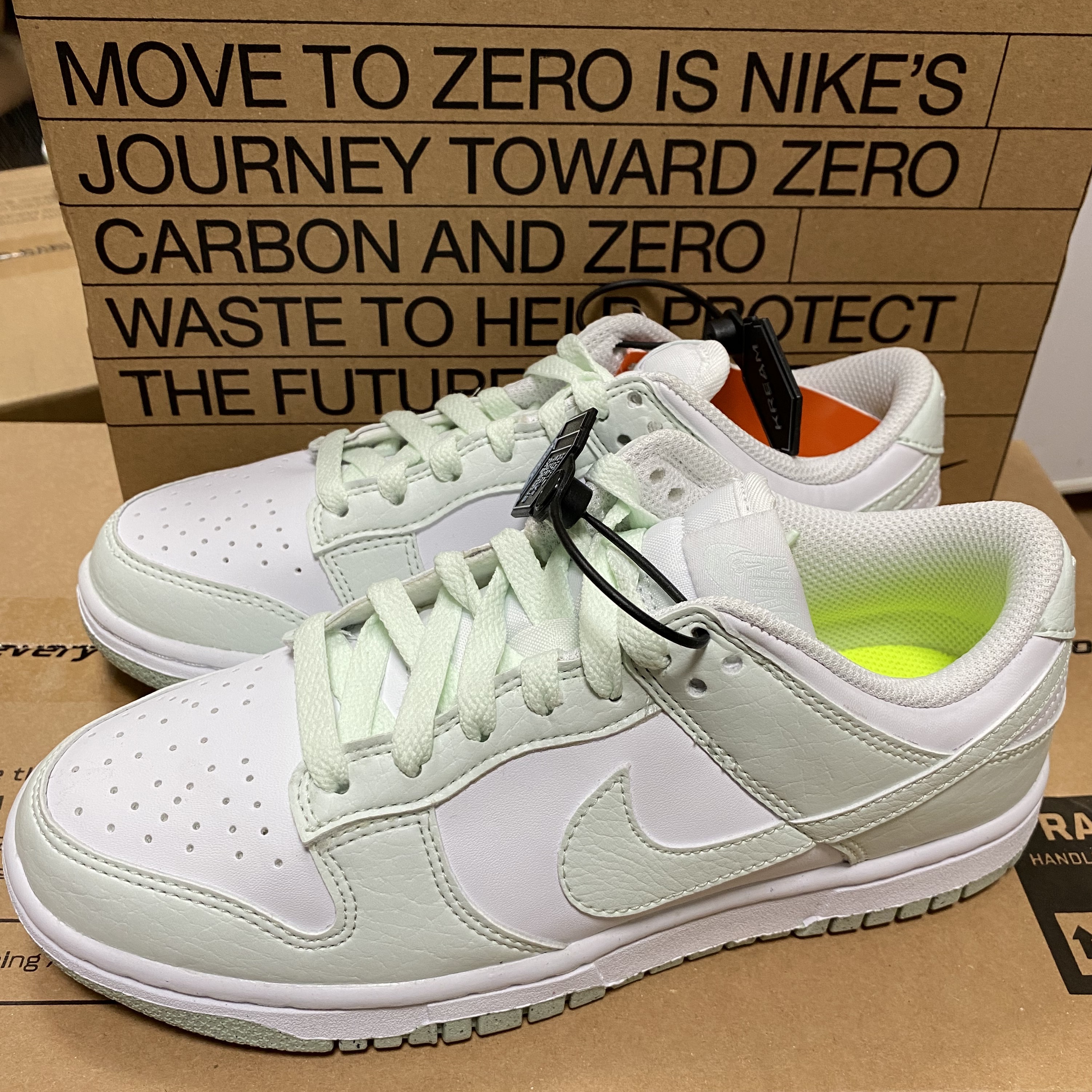 (W) Nike Dunk Low Next Nature Barely Green and White 착용 스타일 - 2