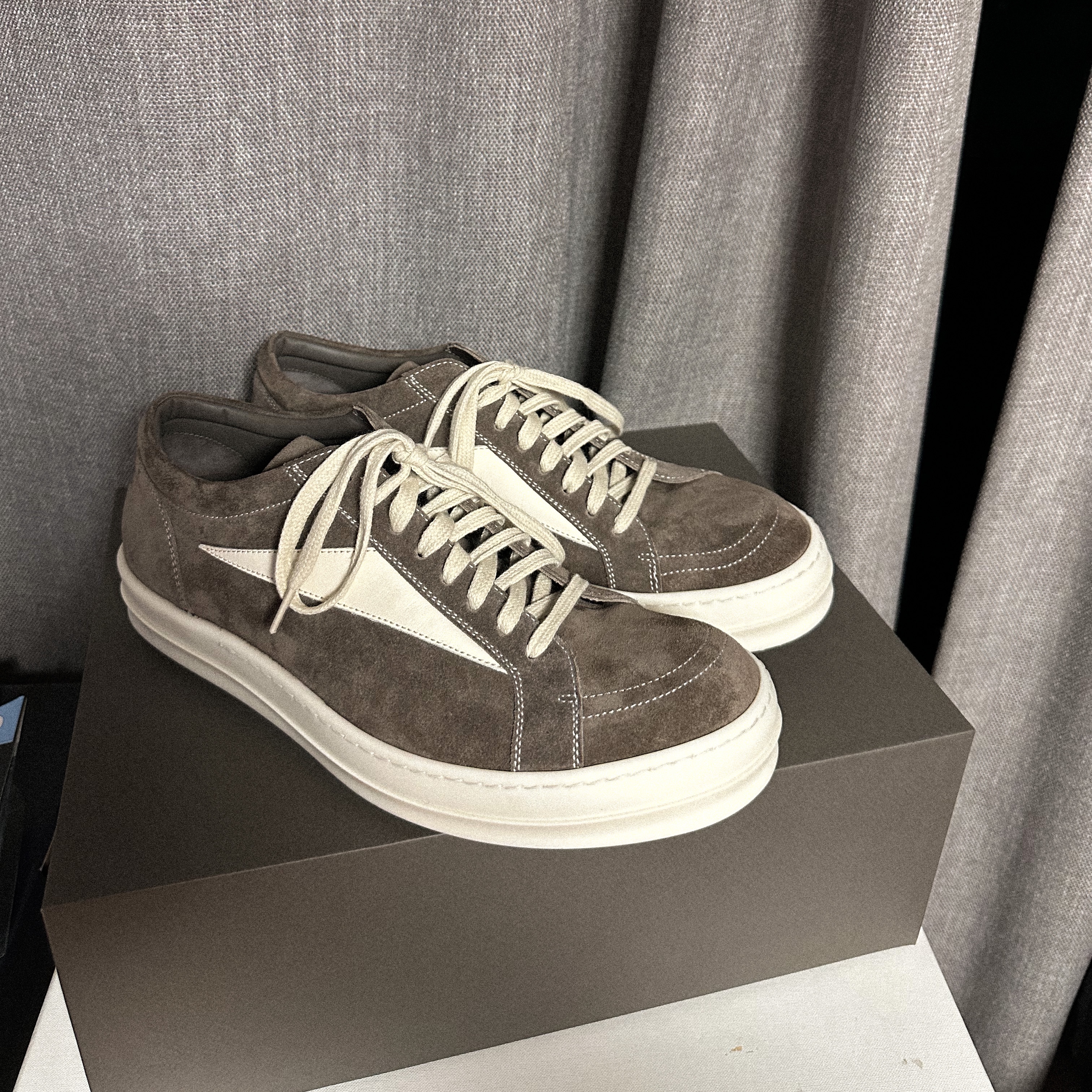 Rick Owens Suede Vintage Sneakers Dust 착용 스타일