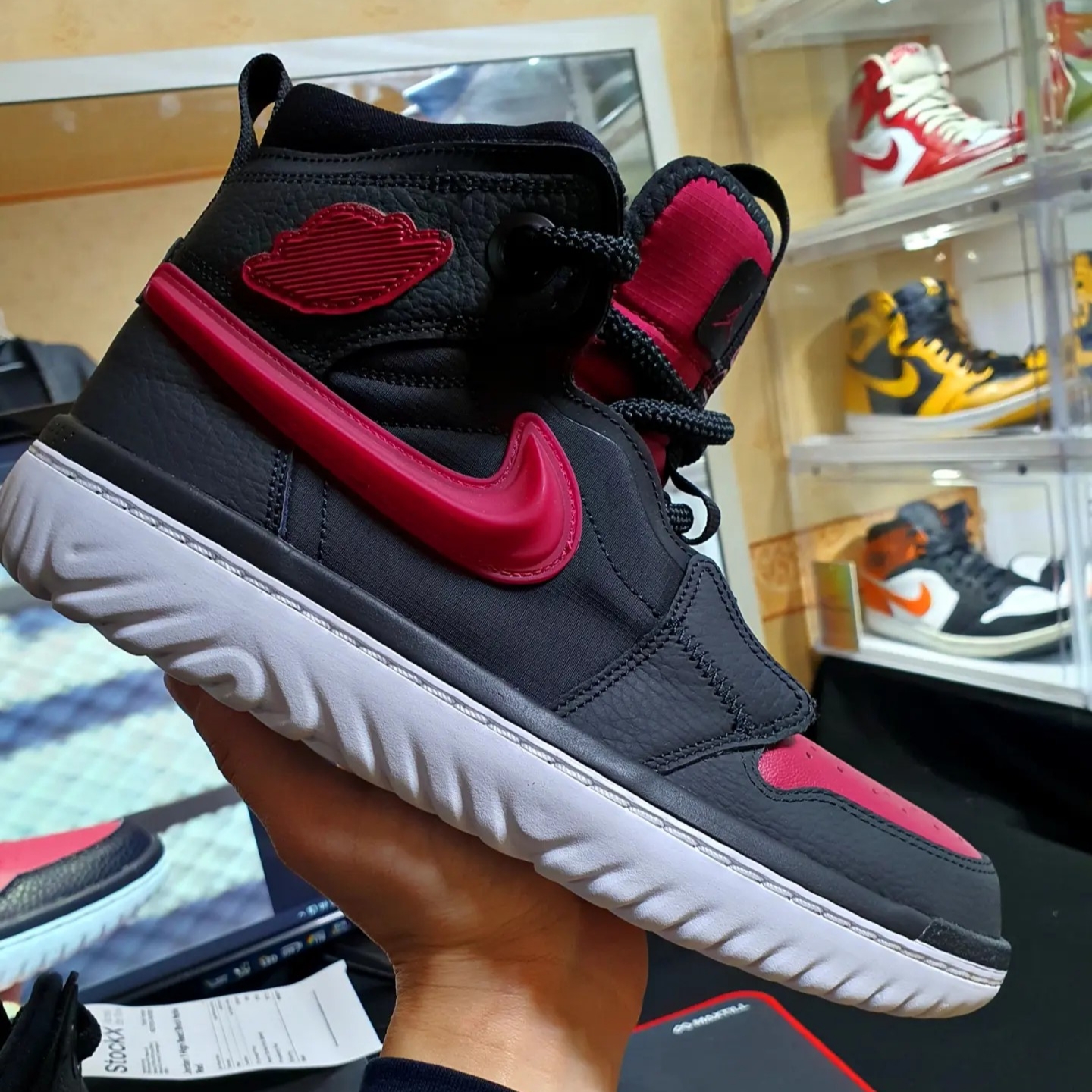 Jordan 1 Retro High OG Bordeaux, (W) Jordan 1 Retro High OG Varsity Red 착용 스타일 - 2