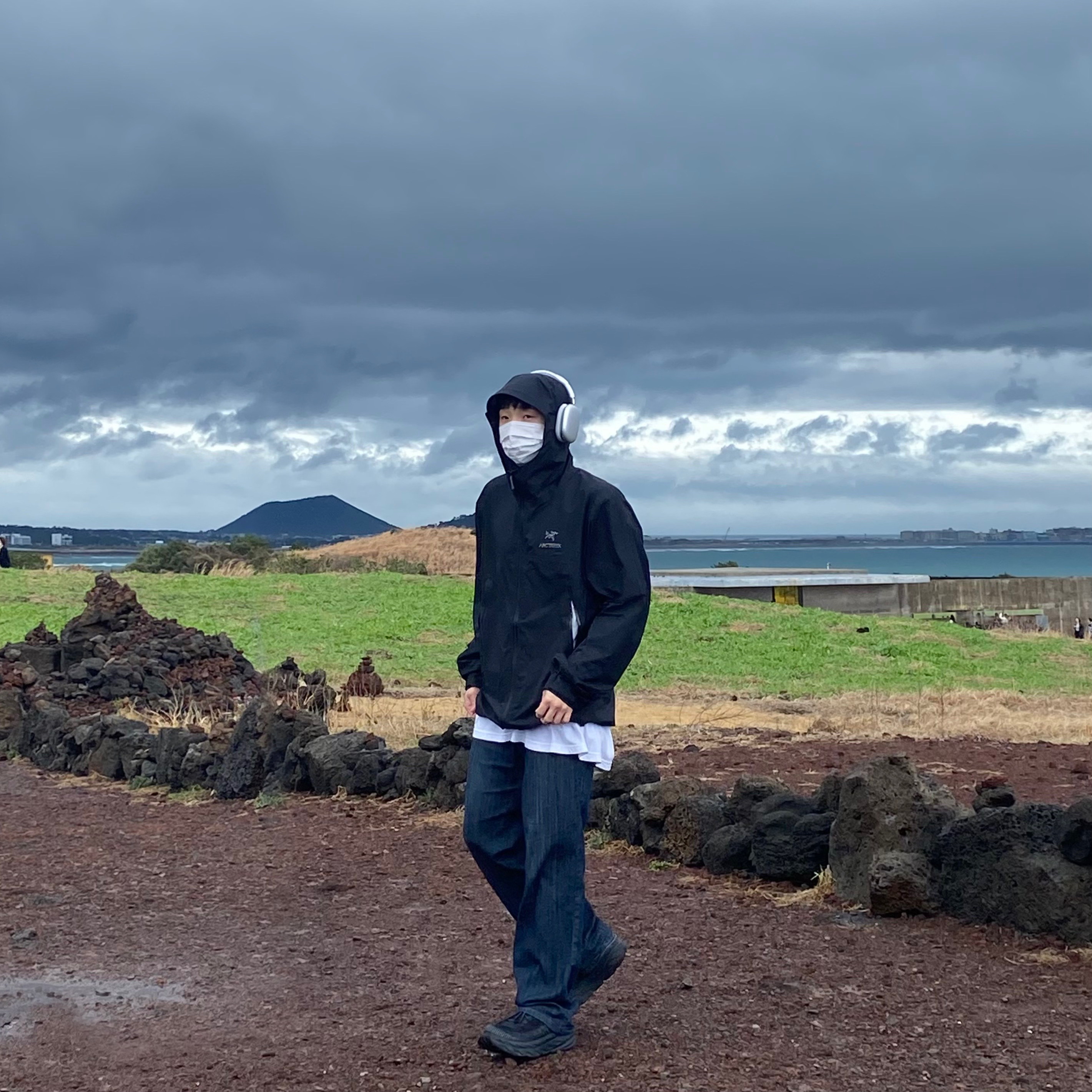 Arc'teryx Beta Jacket Black, Apple AirPods Max Lightning Silver (Korean Ver.) 착용 스타일 - 1