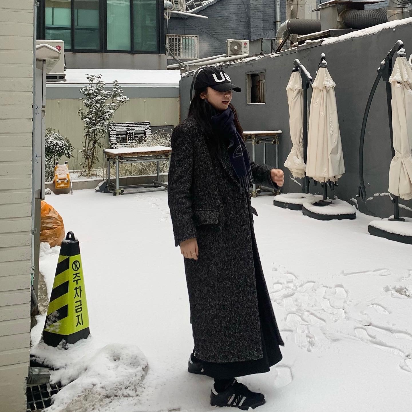 Vivienne Westwood Two Side Single Orb Muffler Navy Blue, Vivienne Westwood Two Side Single Orb Muffler Camel 착용 스타일
