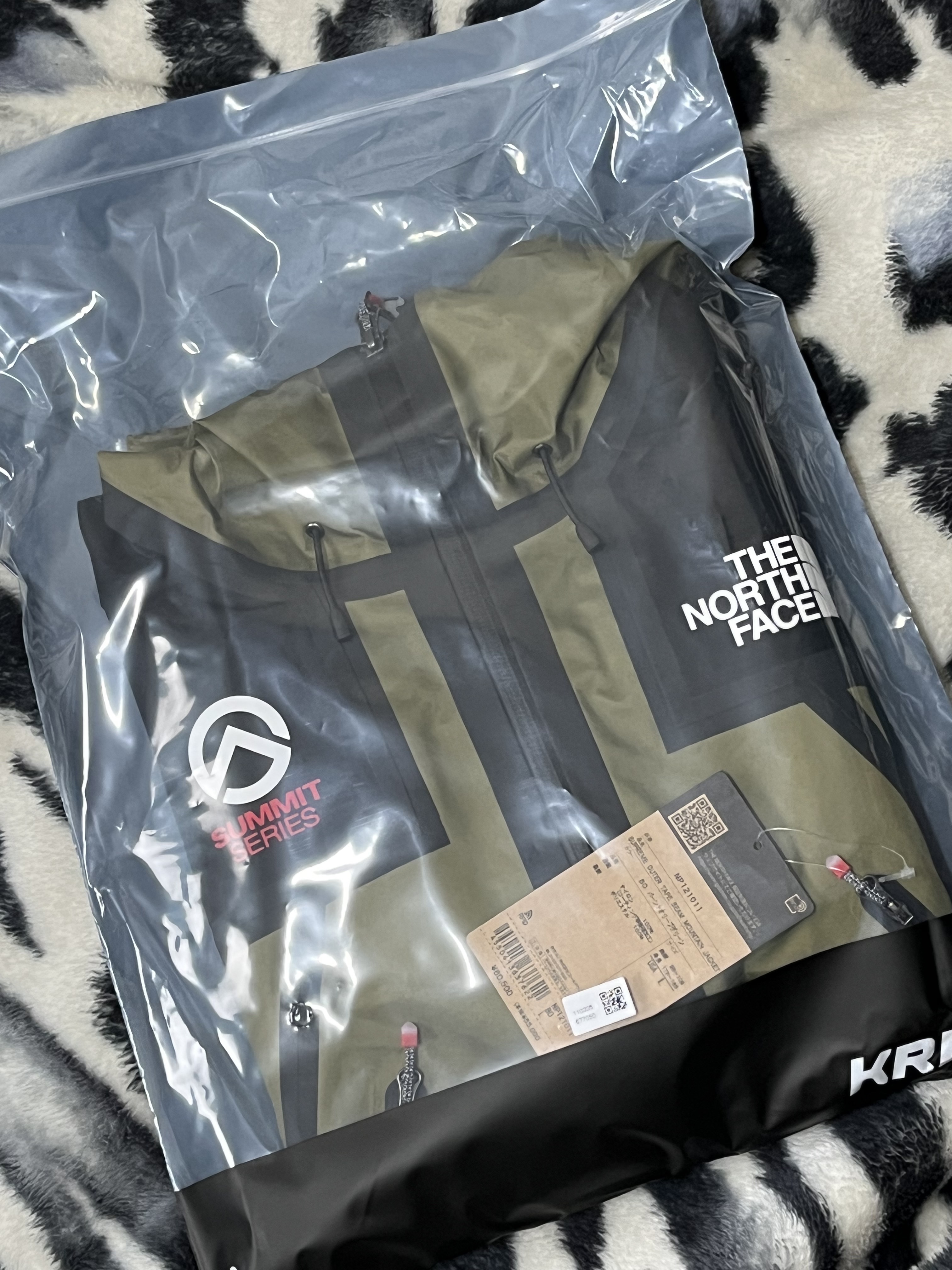 Supreme x The North Face Summit Series Outer Tape Seam Jacket Olive - 21SS 착용 스타일 - 2