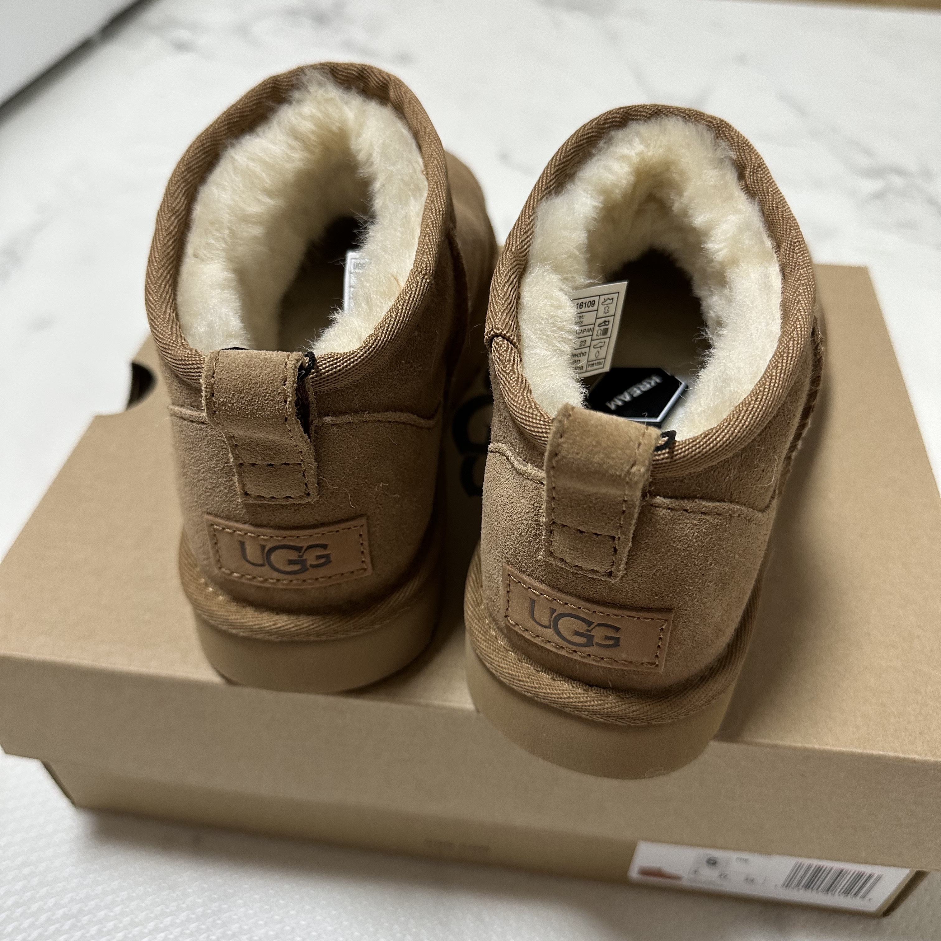 (W) UGG Classic Ultra Mini Boots Chestnut 착용 스타일 - 2