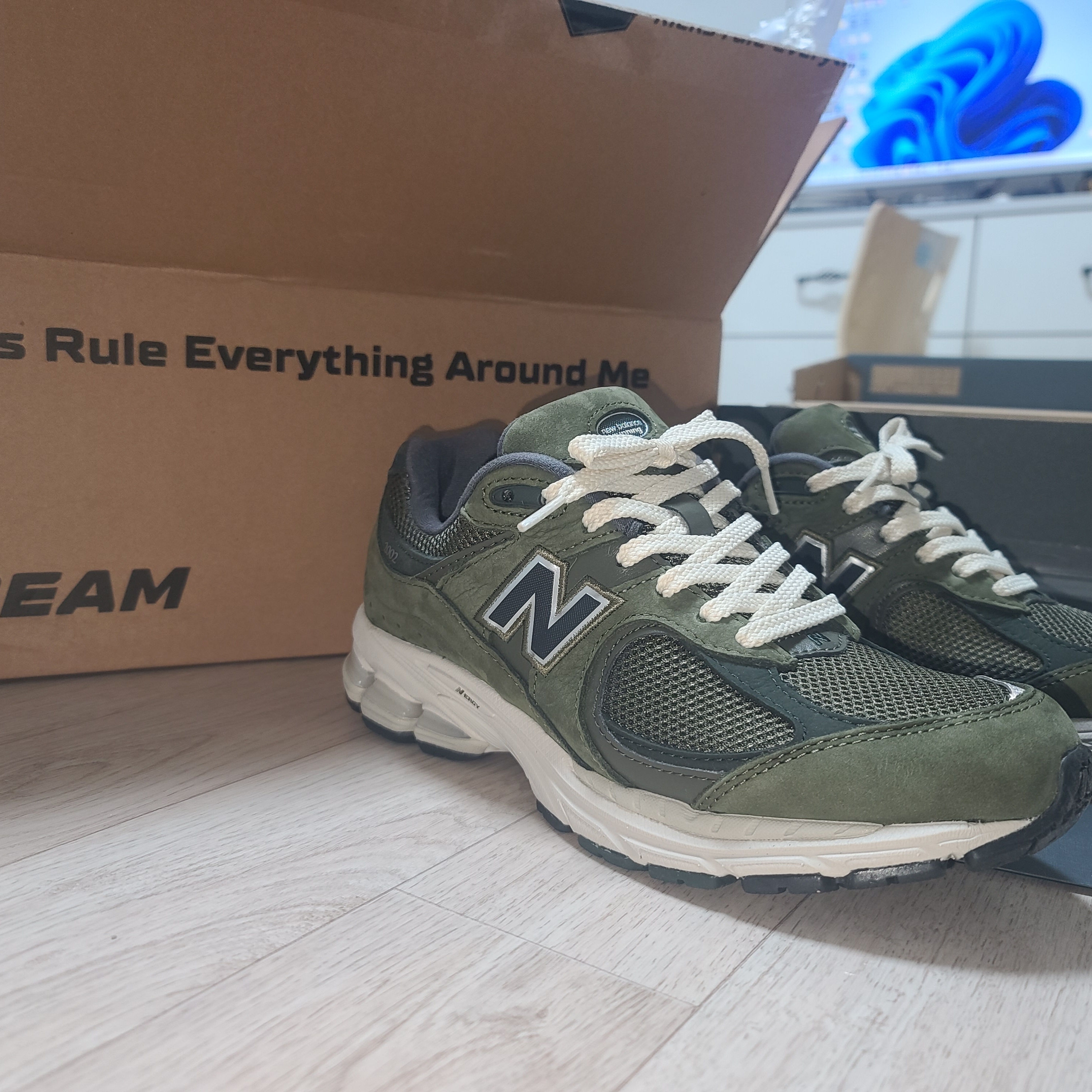 New Balance 2002R Grape Leaf 착용 스타일 - 2