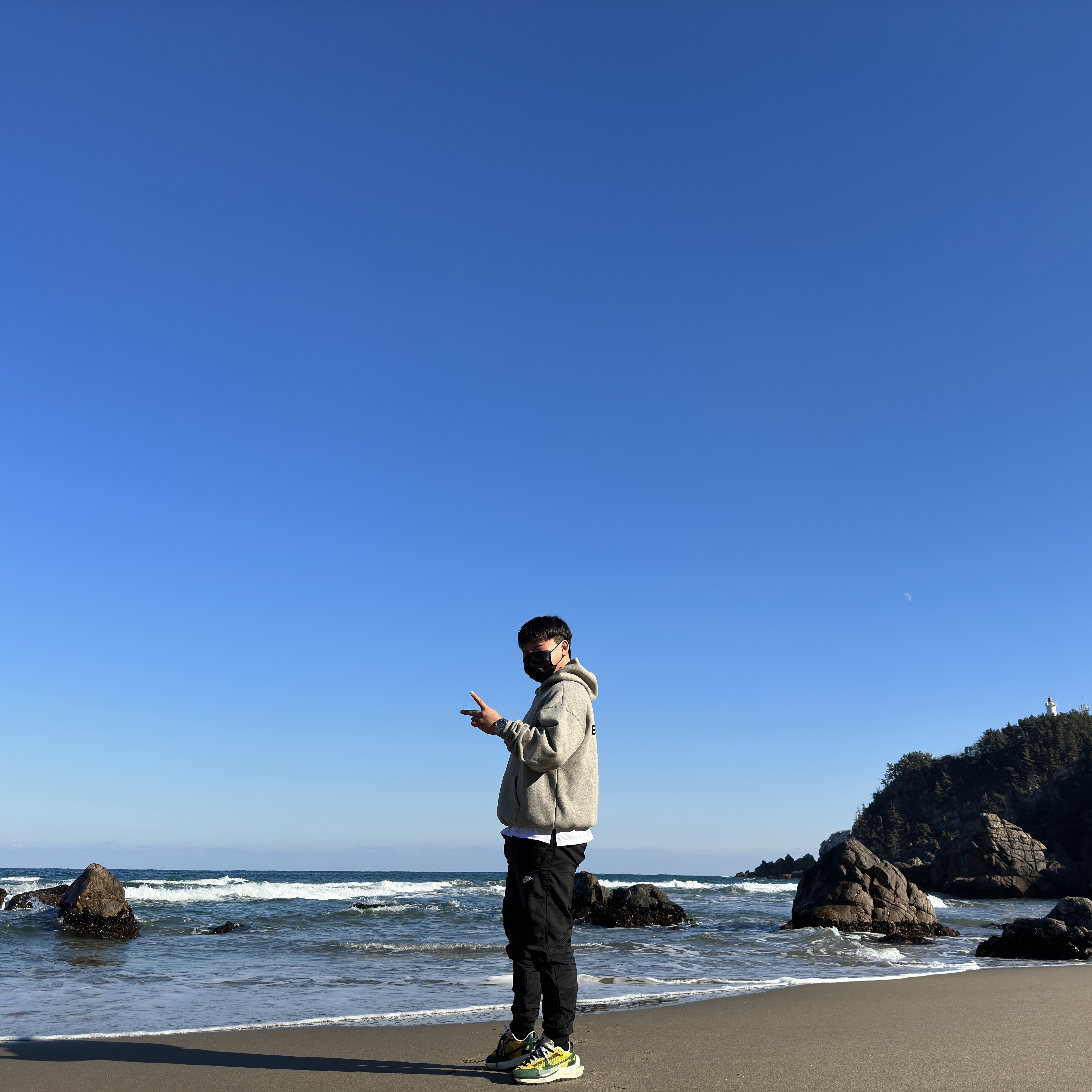 Essentials The Core Collection Hoodie Dark Oatmeal, Nike x Sacai VaporWaffle Tour Yellow & Gorge Green Sail 착용 스타일