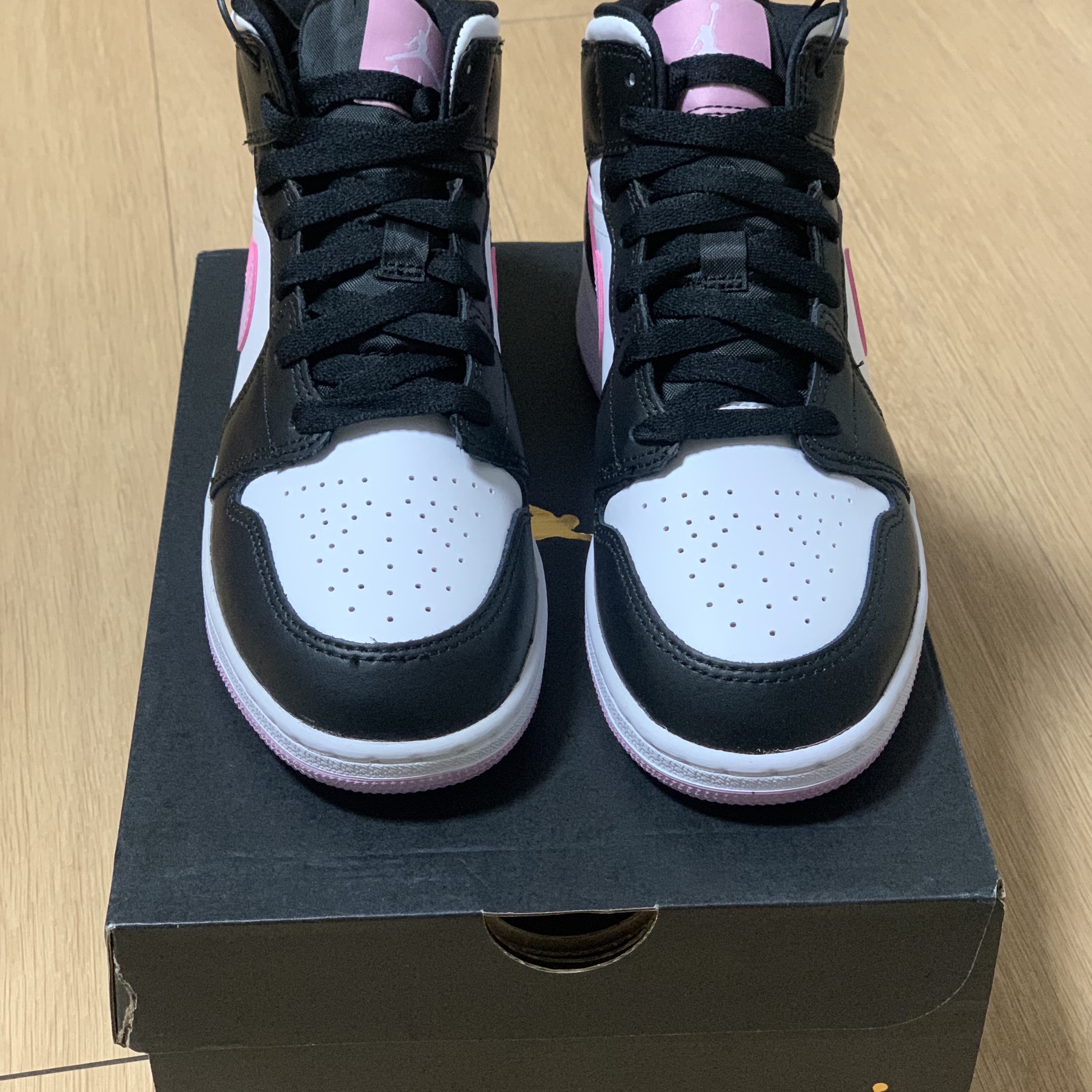 (W) Jordan 1 Mid Wolf Grey, (GS) Jordan 1 Mid Light Arctic Pink 착용 스타일 - 4