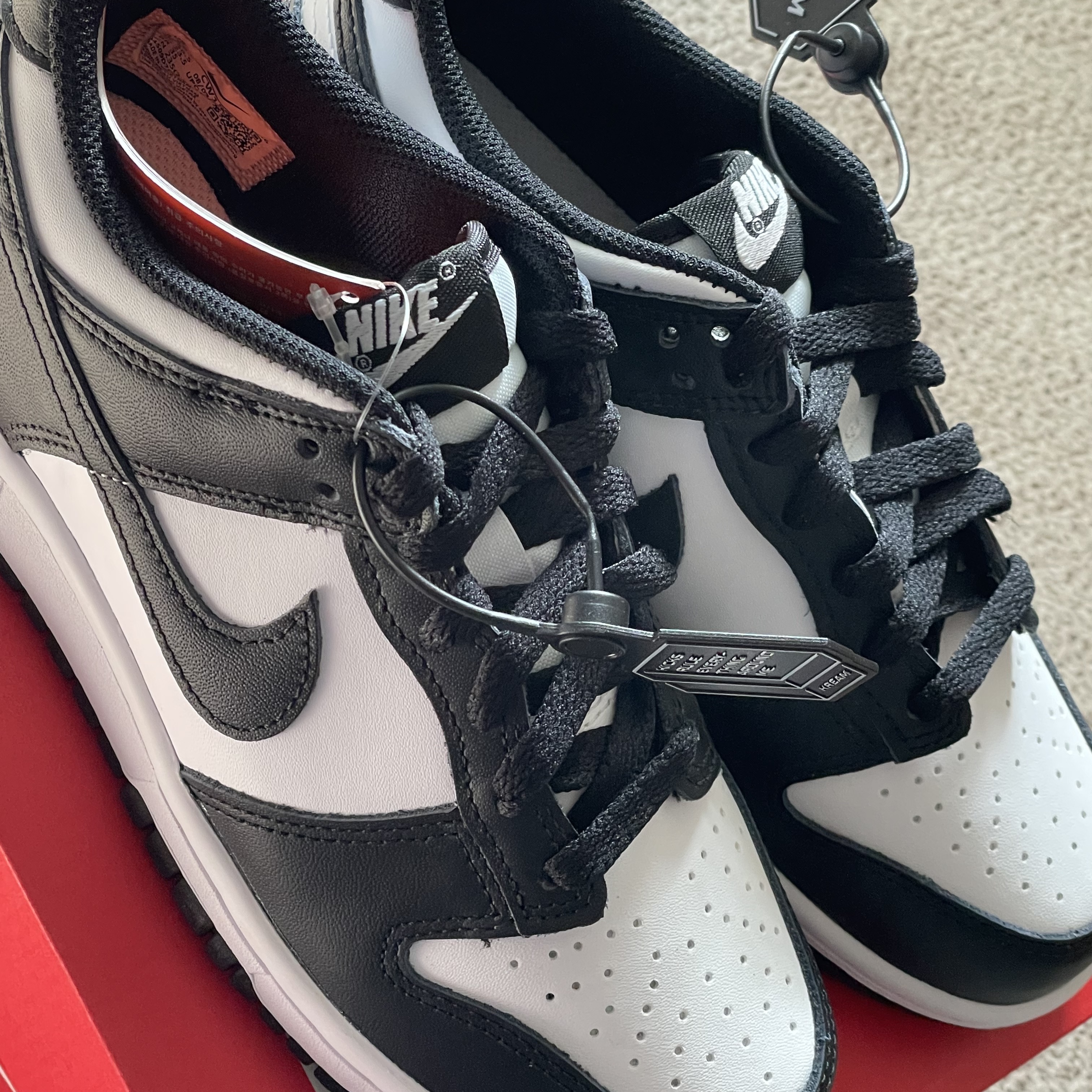 (GS) Nike Dunk Low Black 착용 스타일