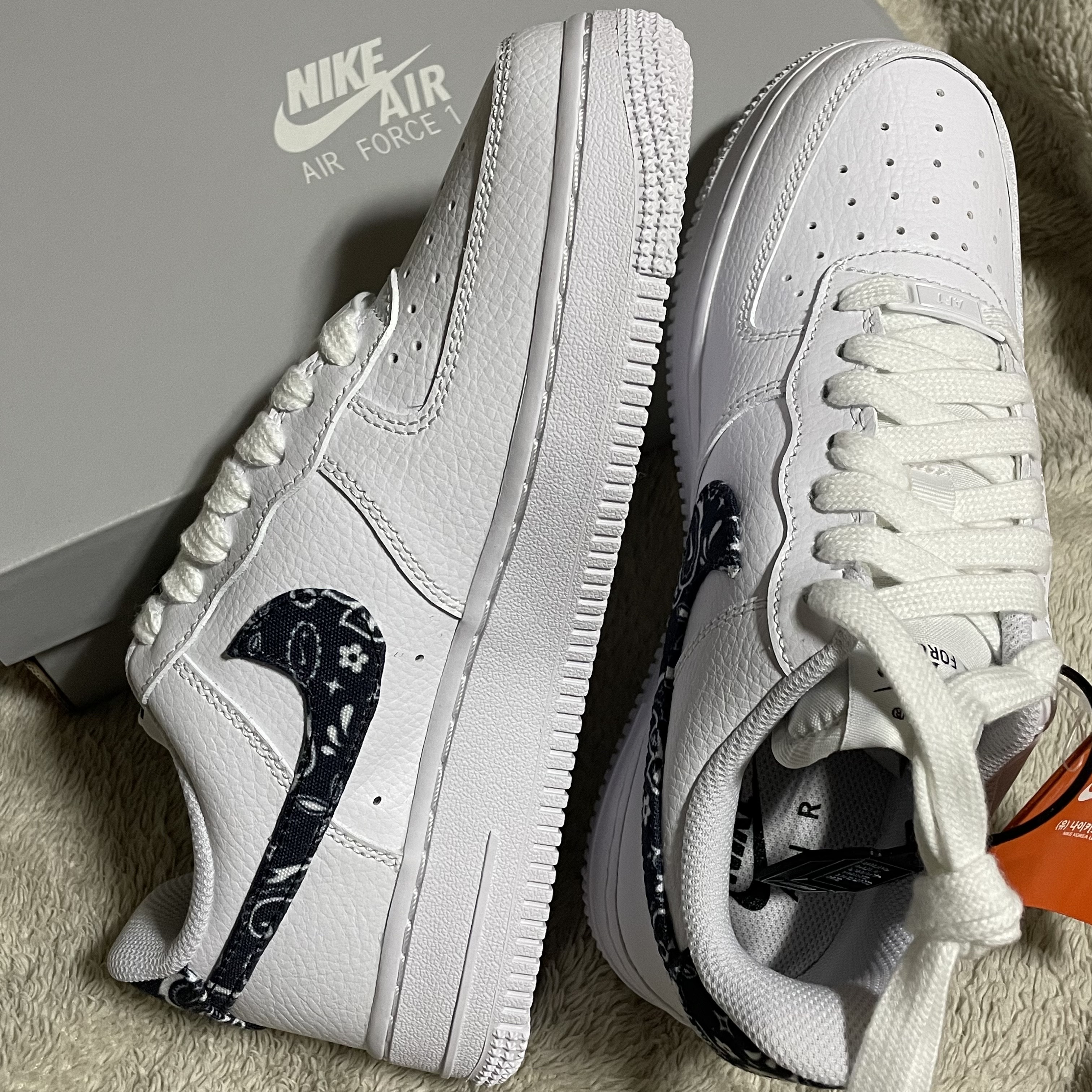 (W) Nike Air Force 1 '07 Essential Paisley Swoosh White Black 착용 스타일