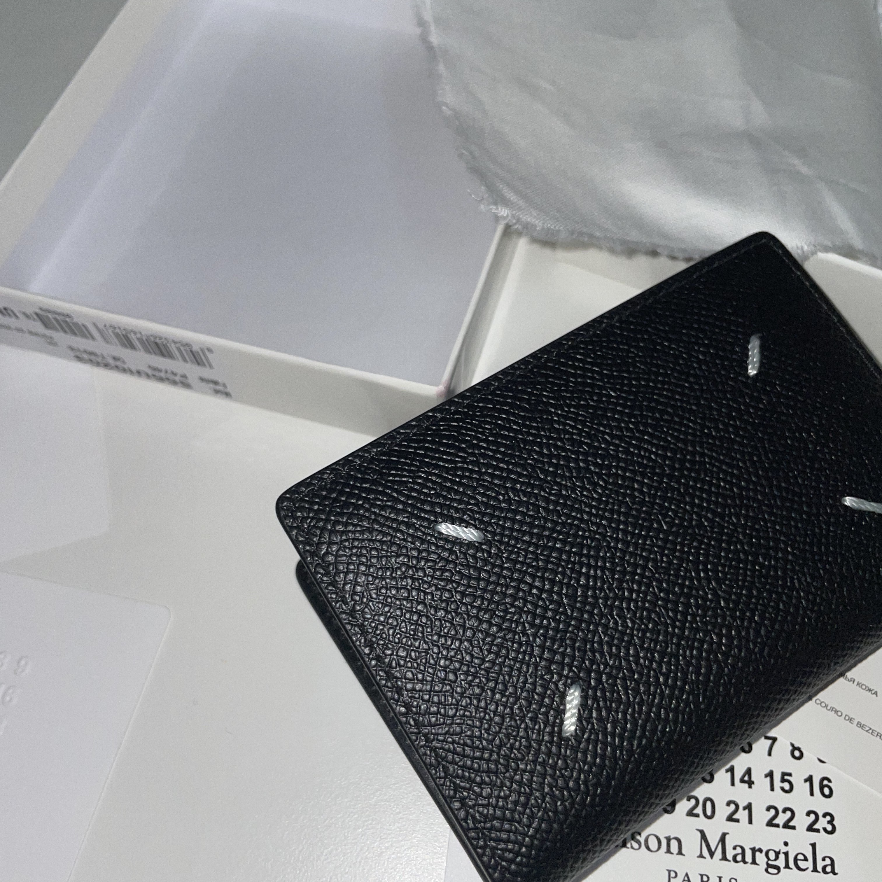 Maison Margiela Leather Bi-Fold Card Holder Black 착용 스타일 - 1