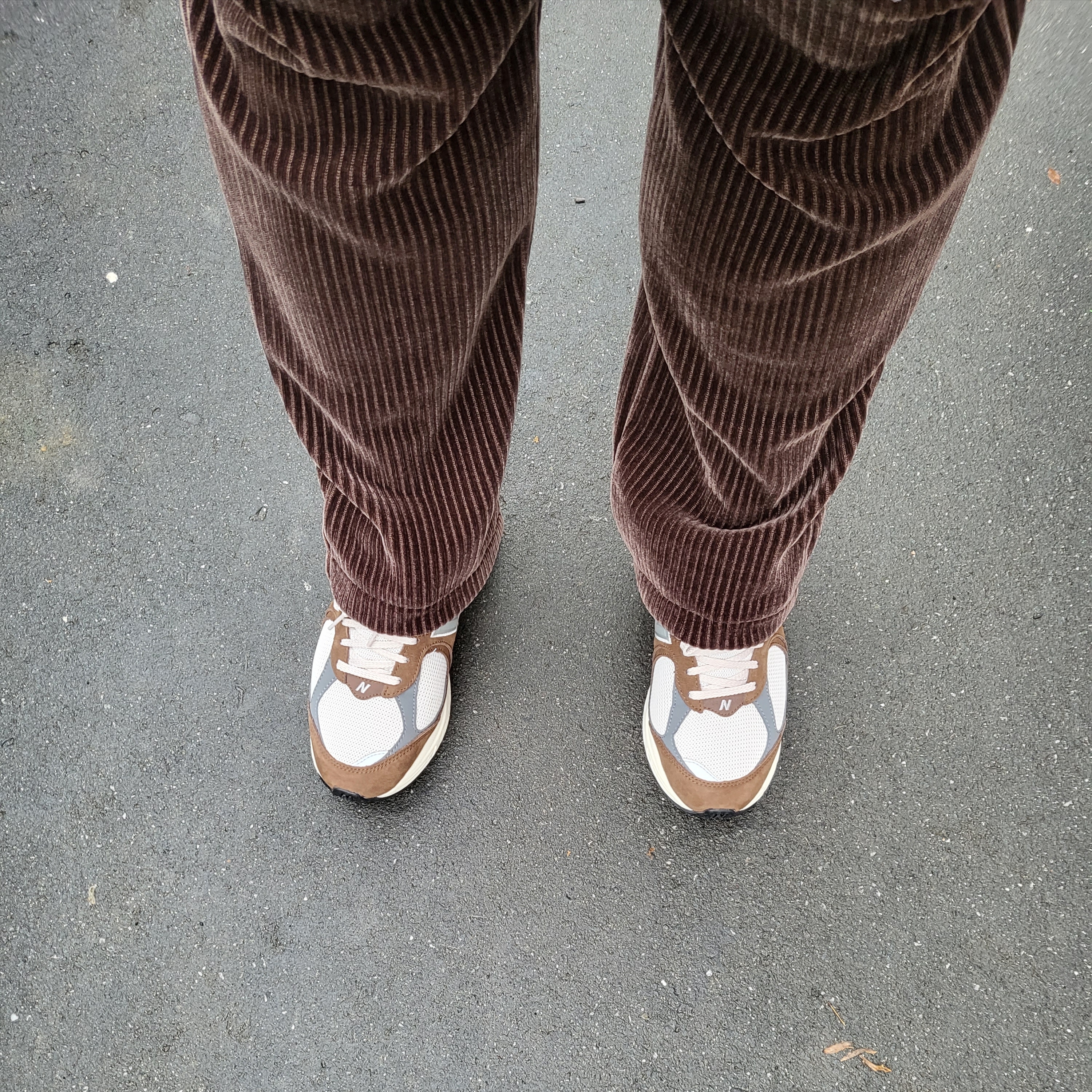 New Balance 2002R Brown Cream 착용 스타일
