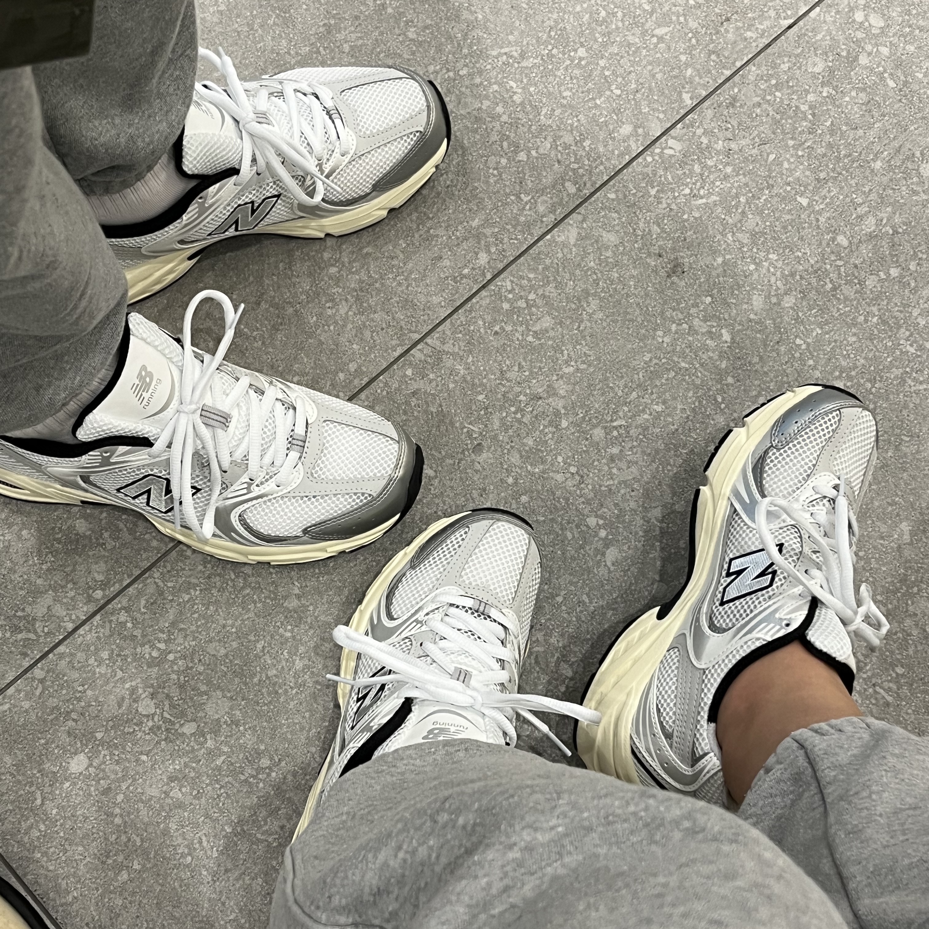 New Balance 530 Silver Cream 착용 스타일