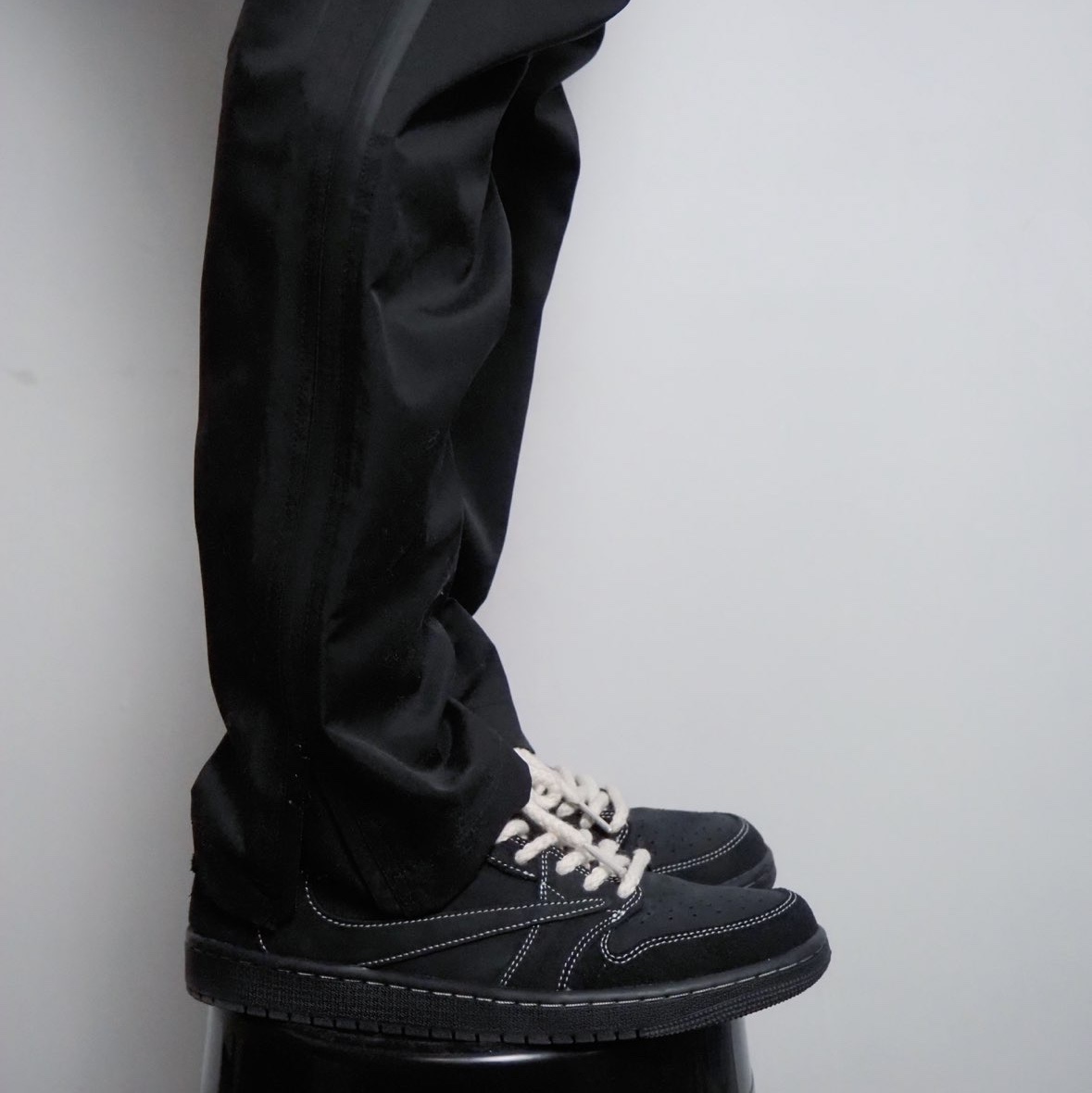 Jordan 1 x Travis Scott Retro Low OG SP Black Phantom 착용 스타일