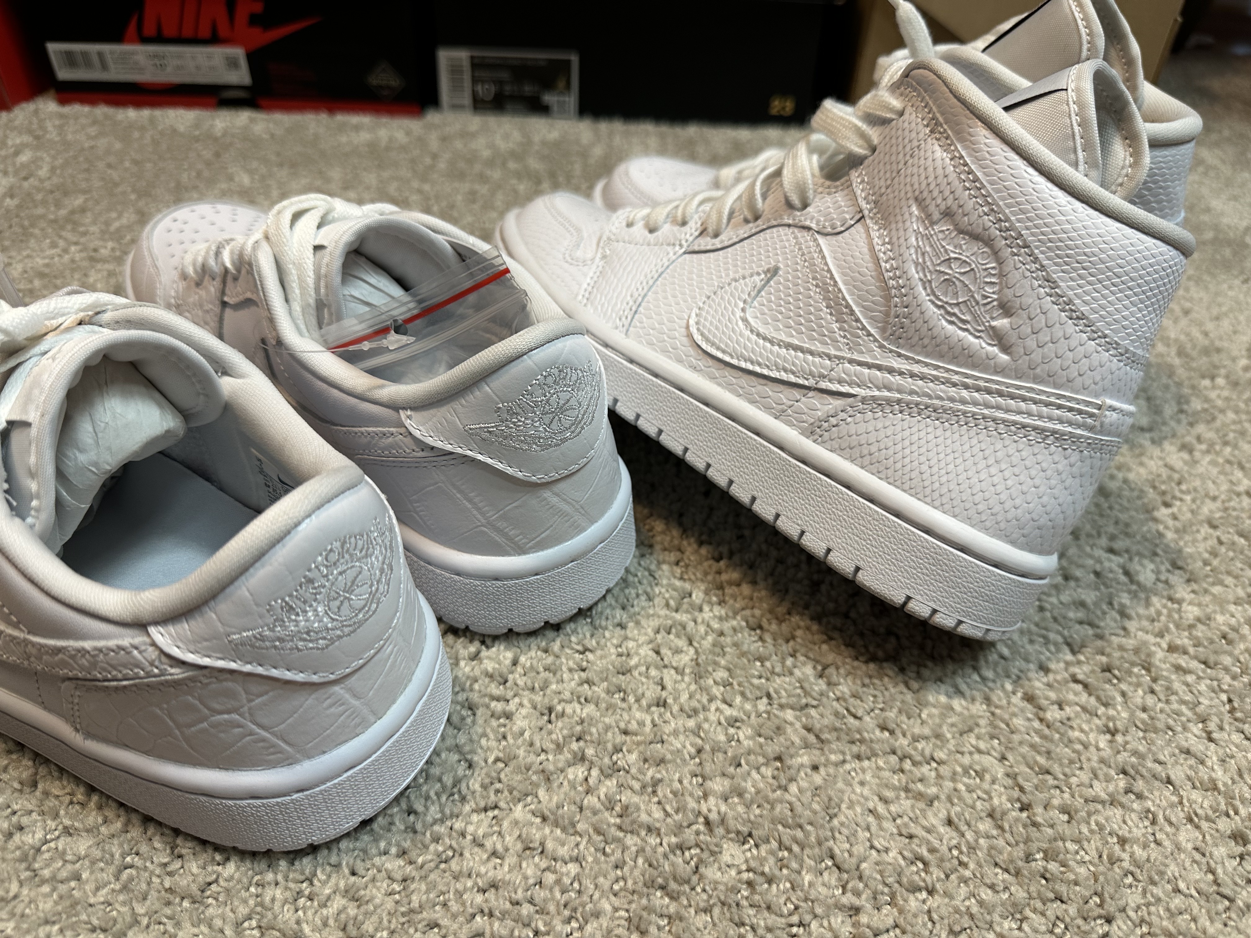 Jordan 1 Low Golf Pure Platinum, (W) Jordan 1 Mid White Snakeskin 착용 스타일 - 4