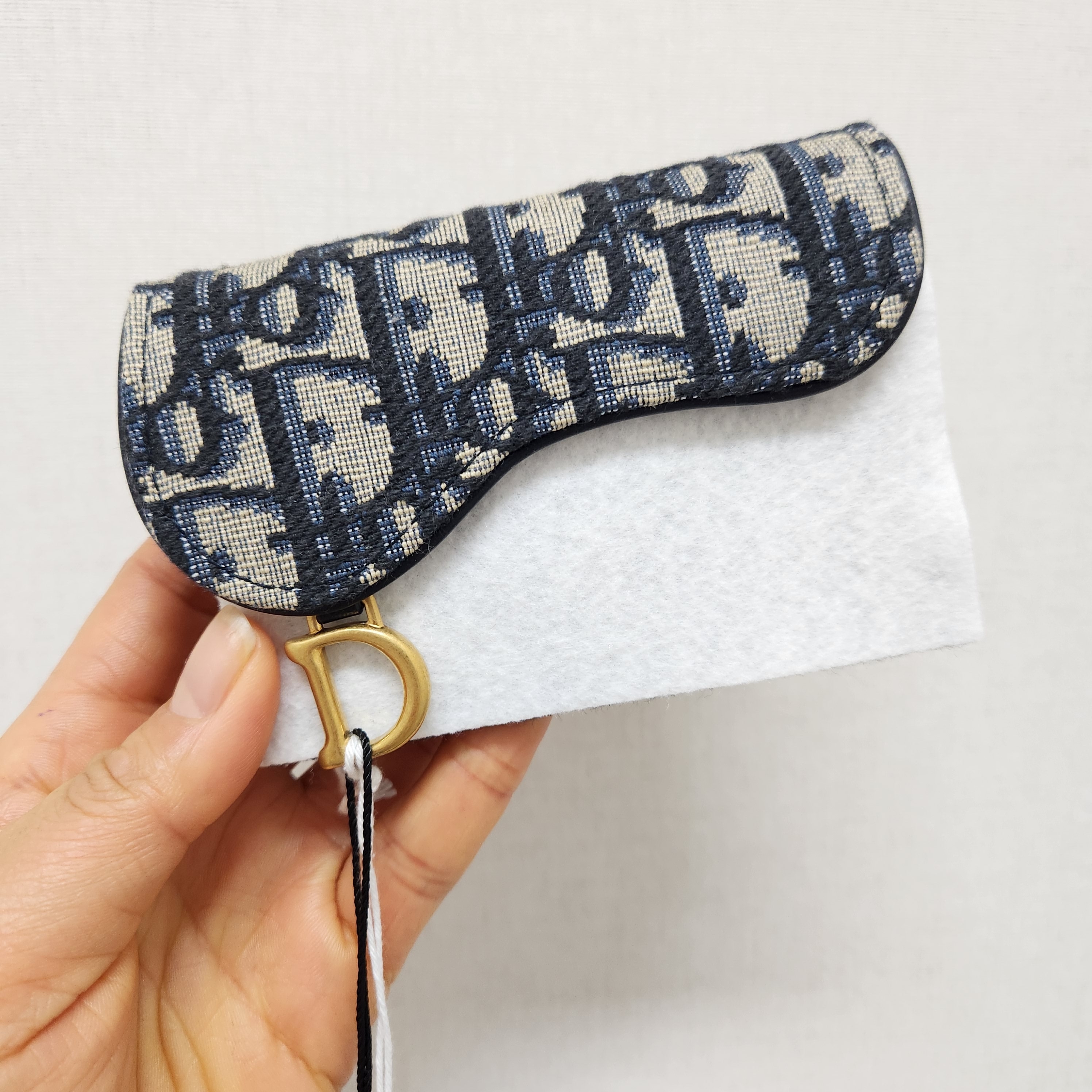 Dior Saddle Flap Card Holder Blue Dior Oblique Jacquard 착용 스타일 - 2