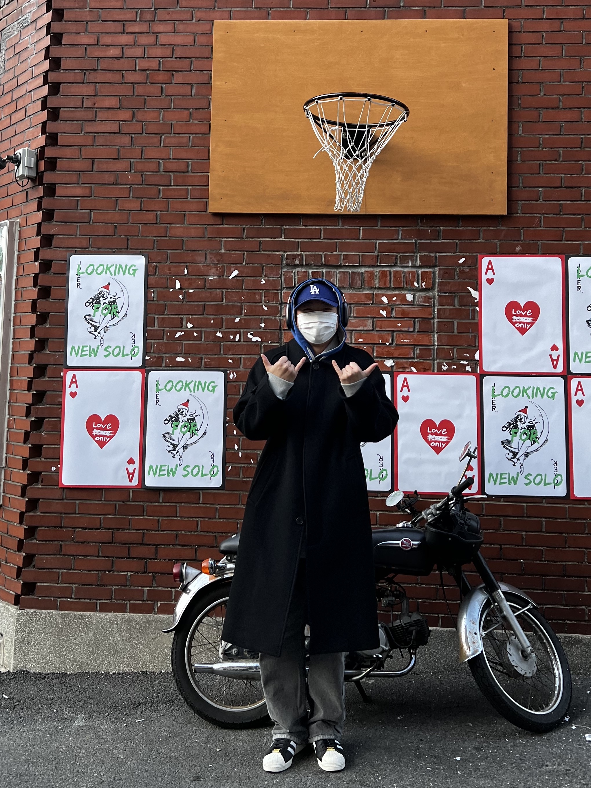 Apple AirPods Max Lightning Space Gray (Korean Ver.), Adidas x BAPE Superstar 80s Core Black Off White 착용 스타일