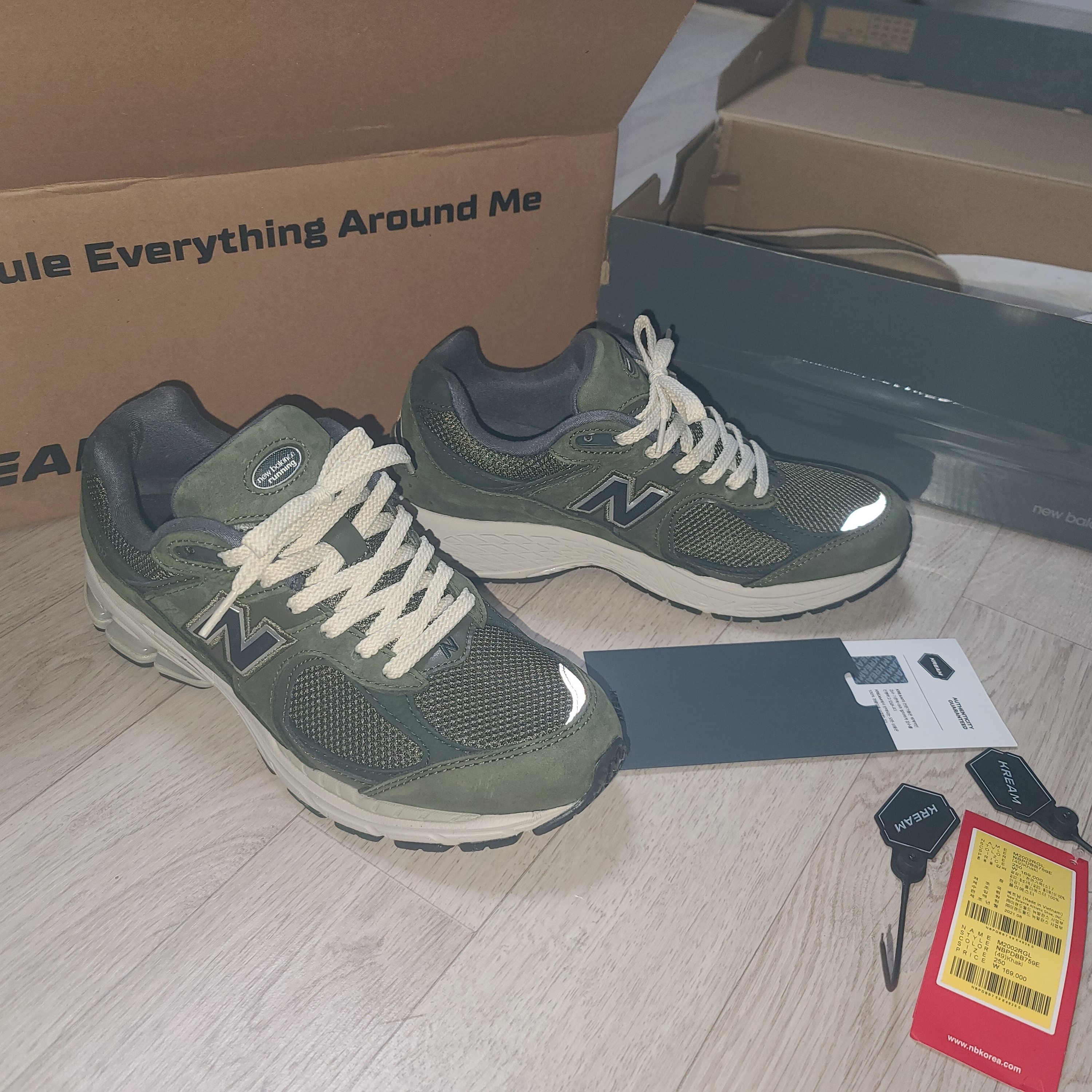 New Balance 2002R Grape Leaf 착용 스타일 - 1
