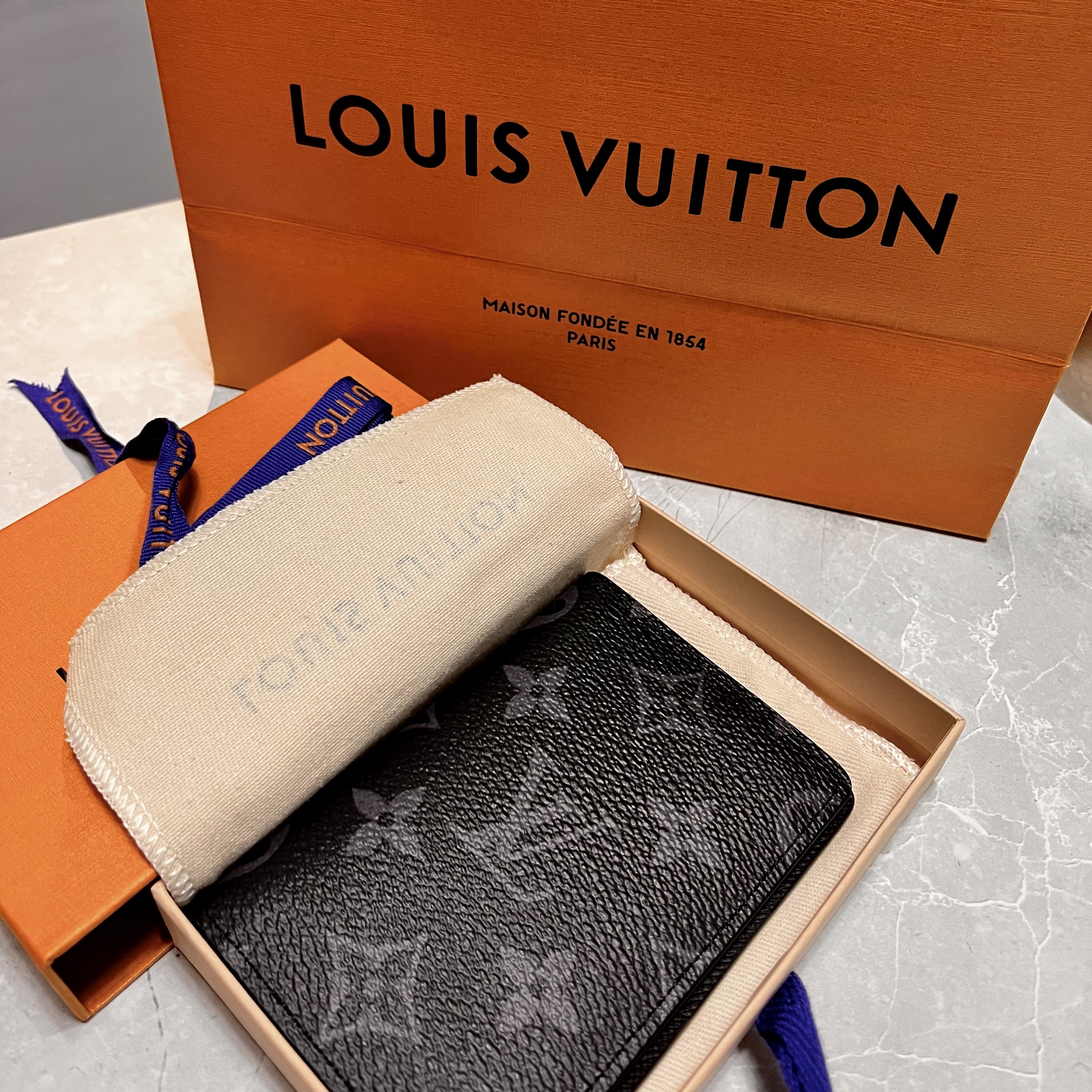 Louis Vuitton Pocket Organizer Monogram Eclipse 착용 스타일