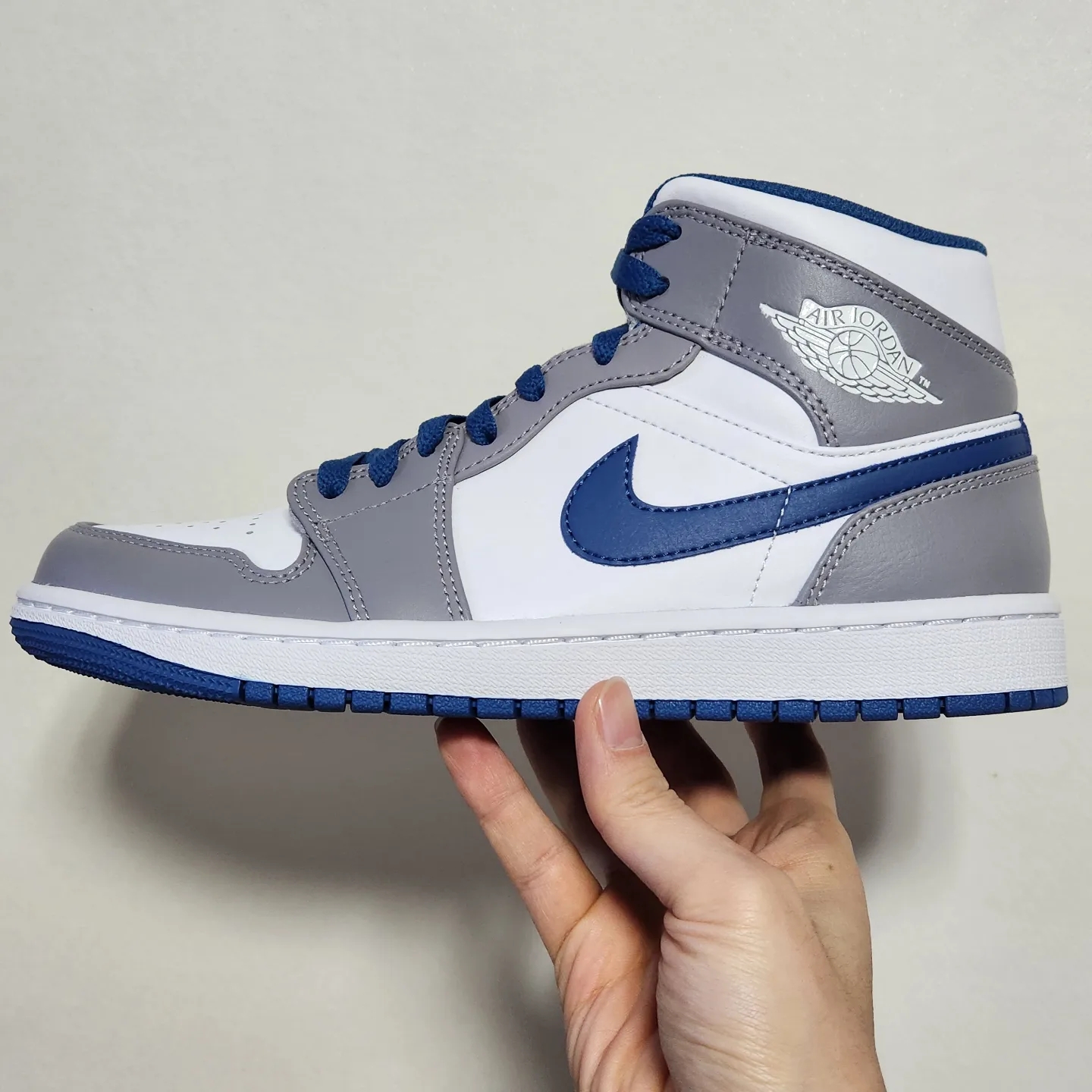 Jordan 1 Mid Cement Grey True Blue 착용 스타일 - 3