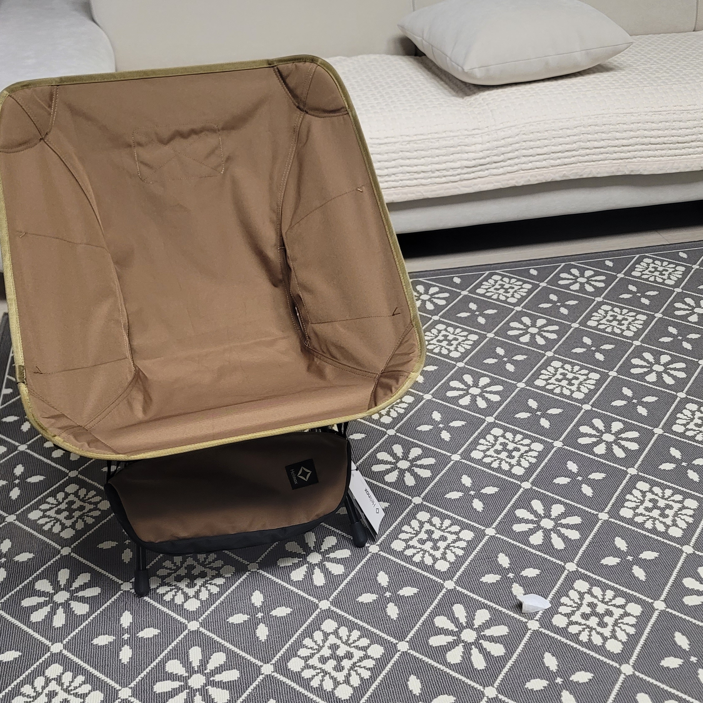 Helinox Tactical Chair Coyote Tan 착용 스타일