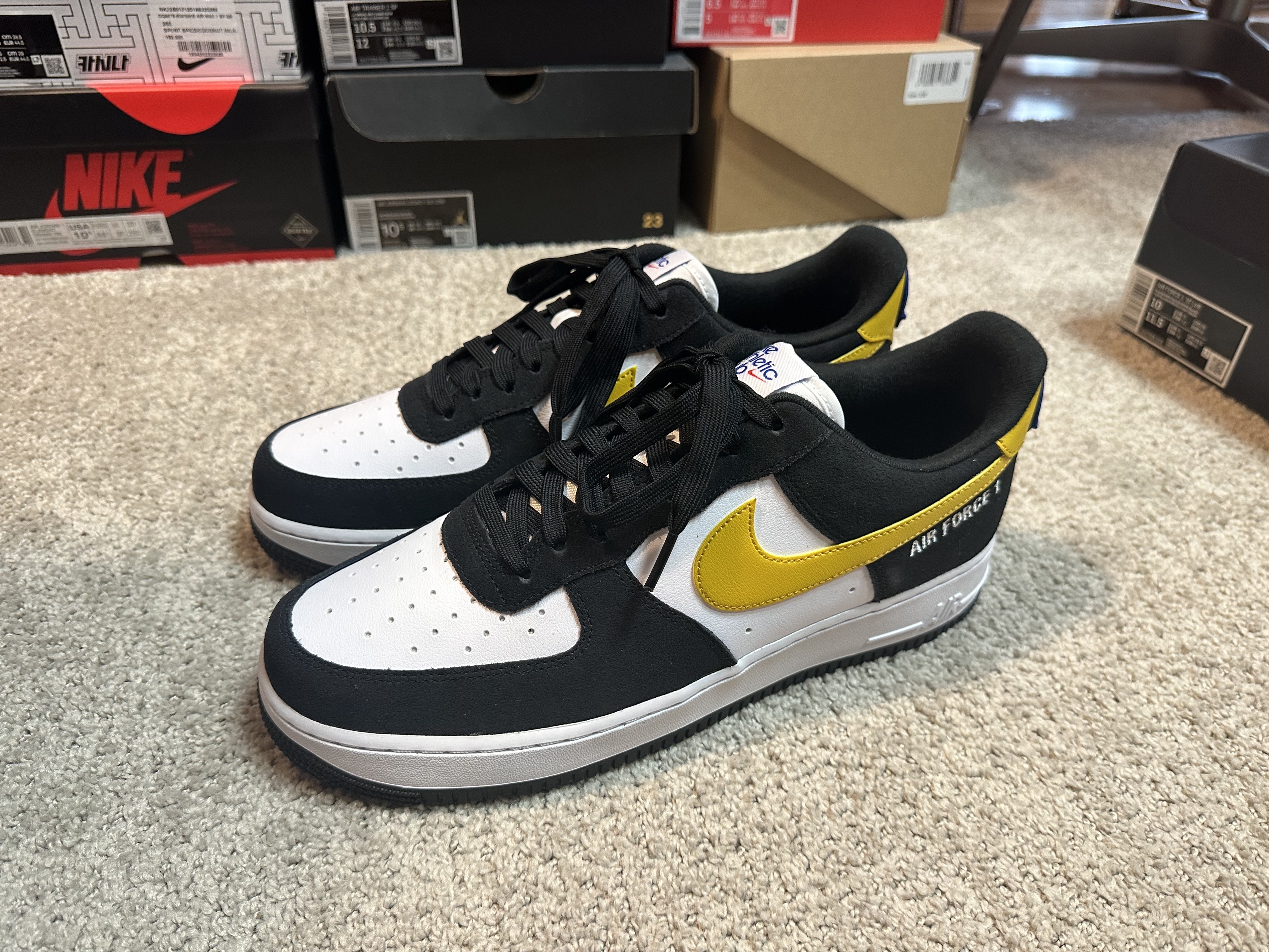 Nike Air Force 1 '07 LV8 Athletic Club Black Dark Sulfur 착용 스타일 - 1