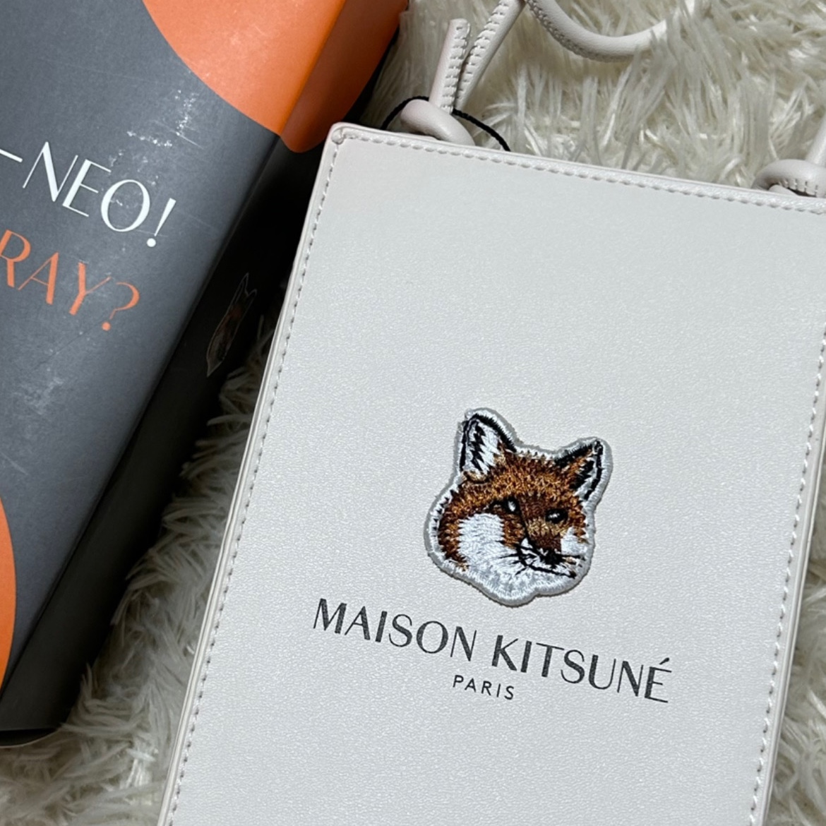Maison Kitsune x Laneige Crossbody Bag 착용 스타일