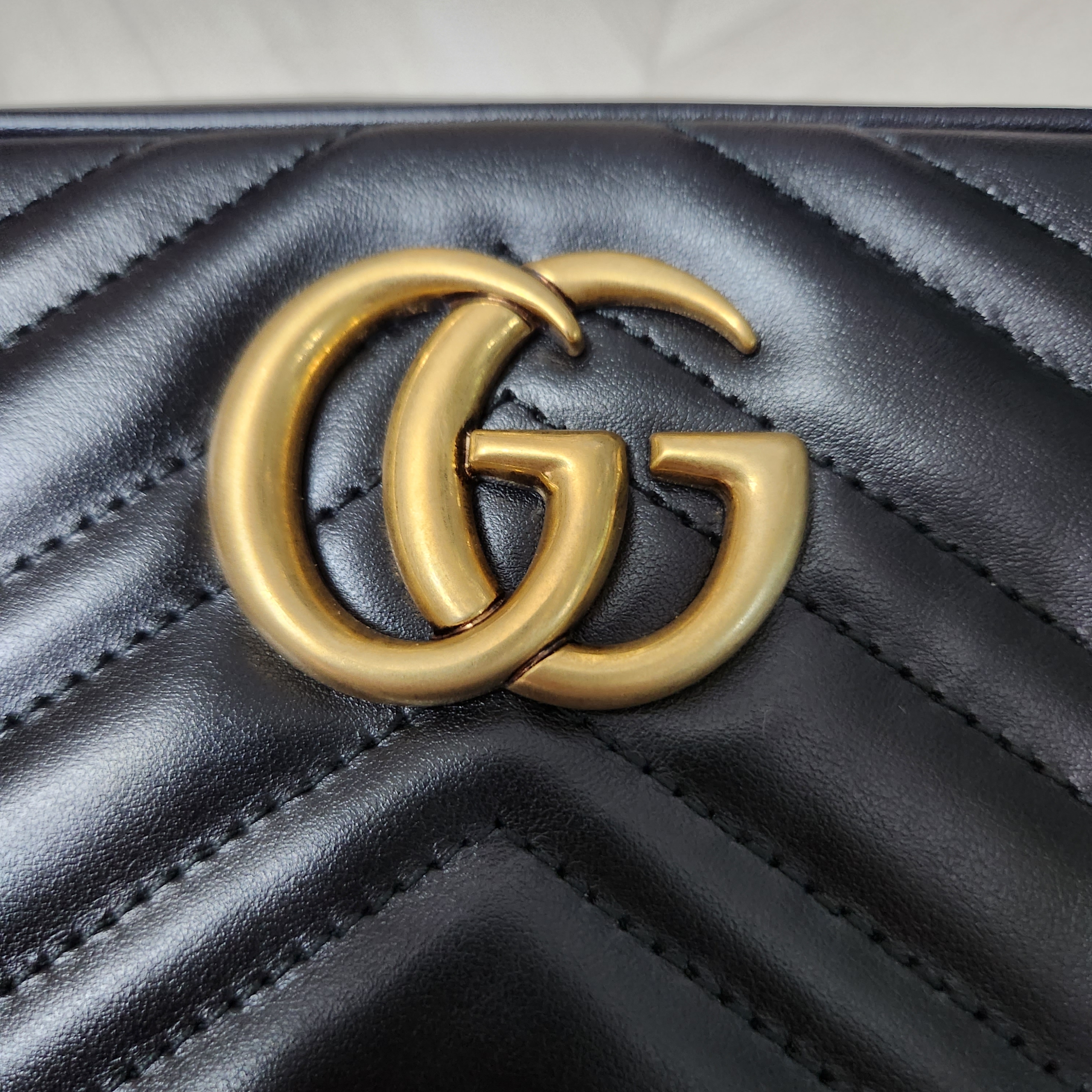 Gucci GG Marmont Matelasse Small Chain Shoulder Bag Black 착용 스타일 - 2