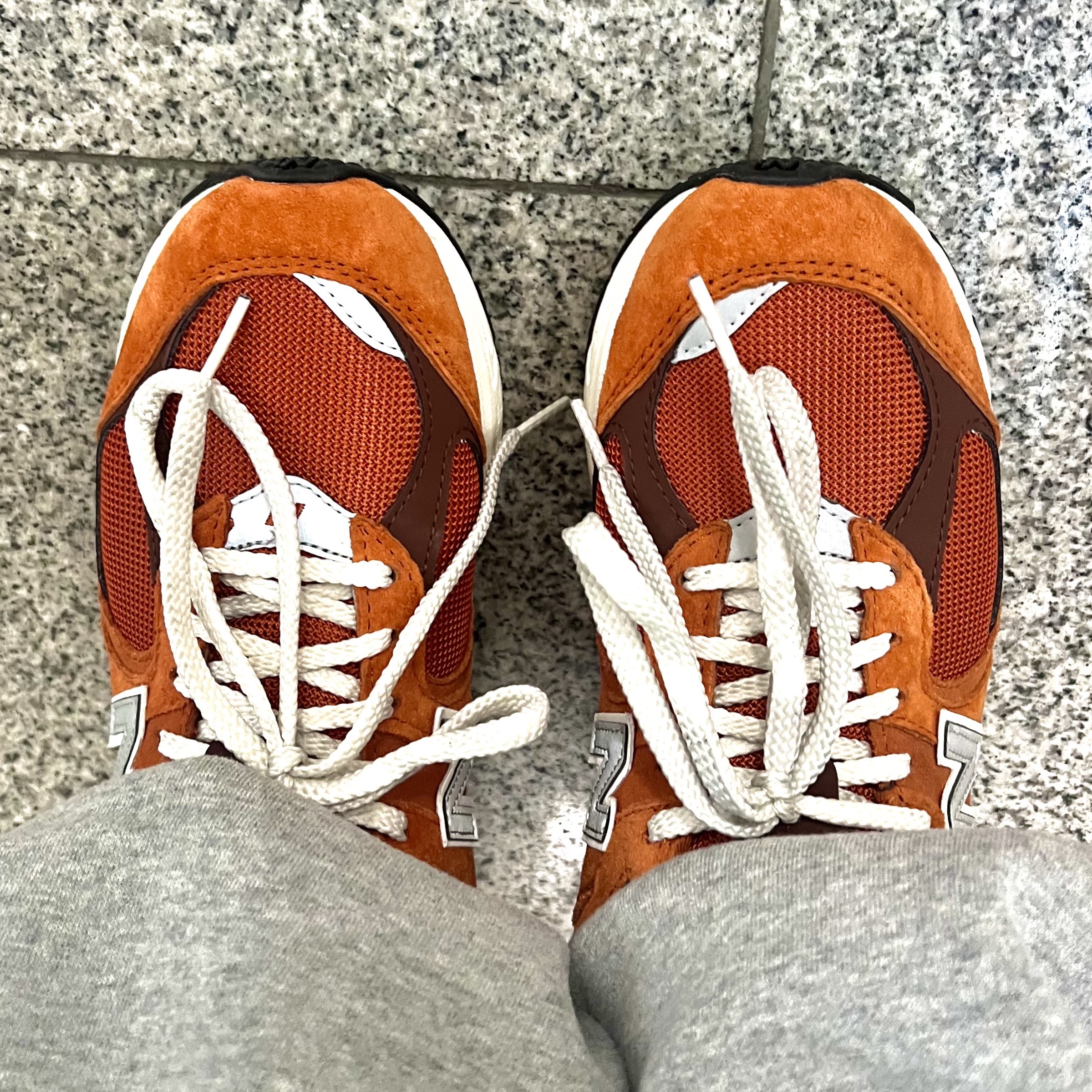 New Balance 2002R Rust Oxide 착용 스타일 - 1