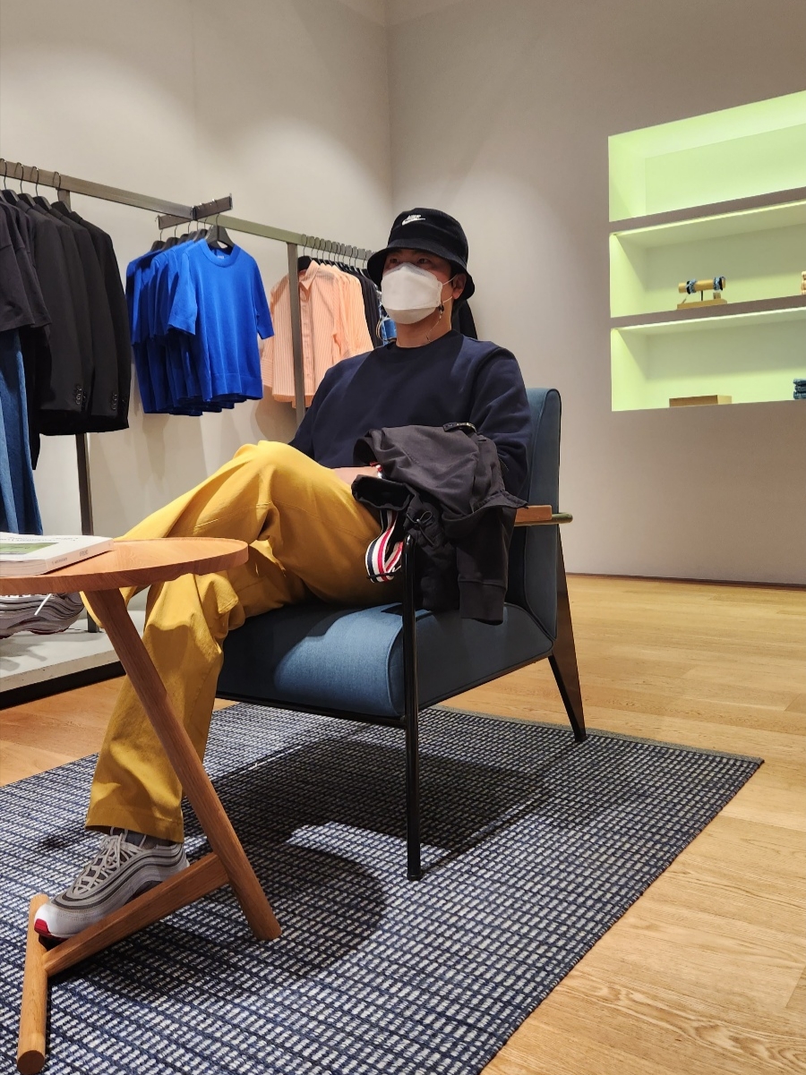 Nike Air Max 97 White and Varsity Red, Thom Browne Loopback Center Back Stripe Crewneck Pullover Knit Navy 착용 스타일