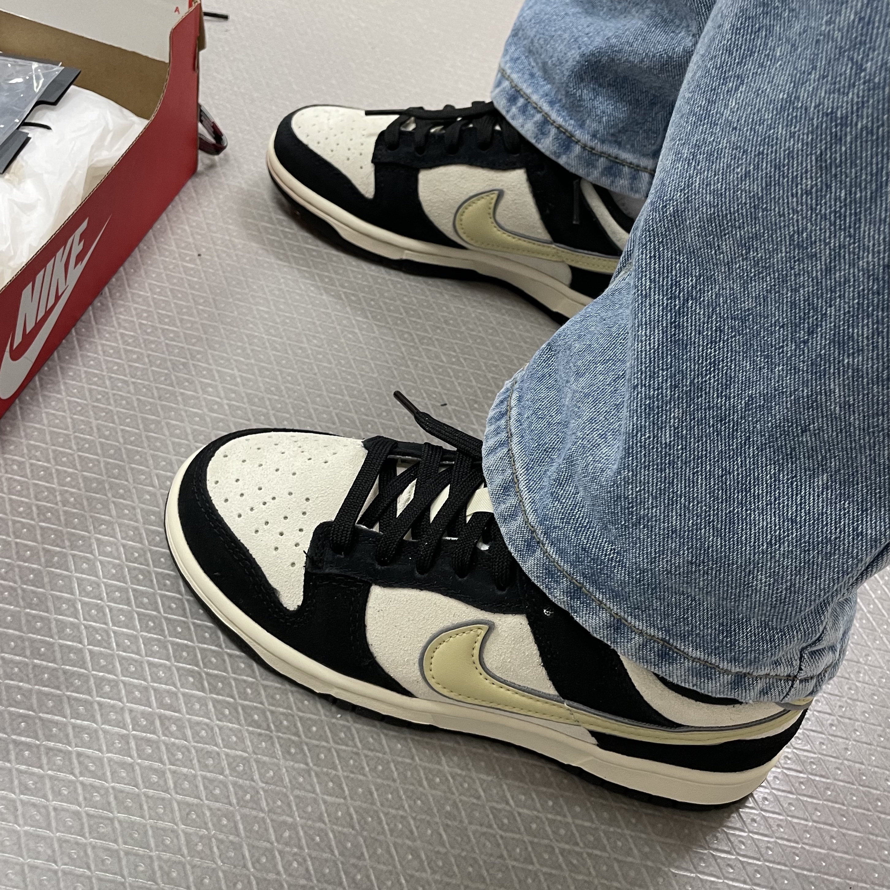 (W) Nike Dunk Low LX Black Suede 착용 스타일 - 2