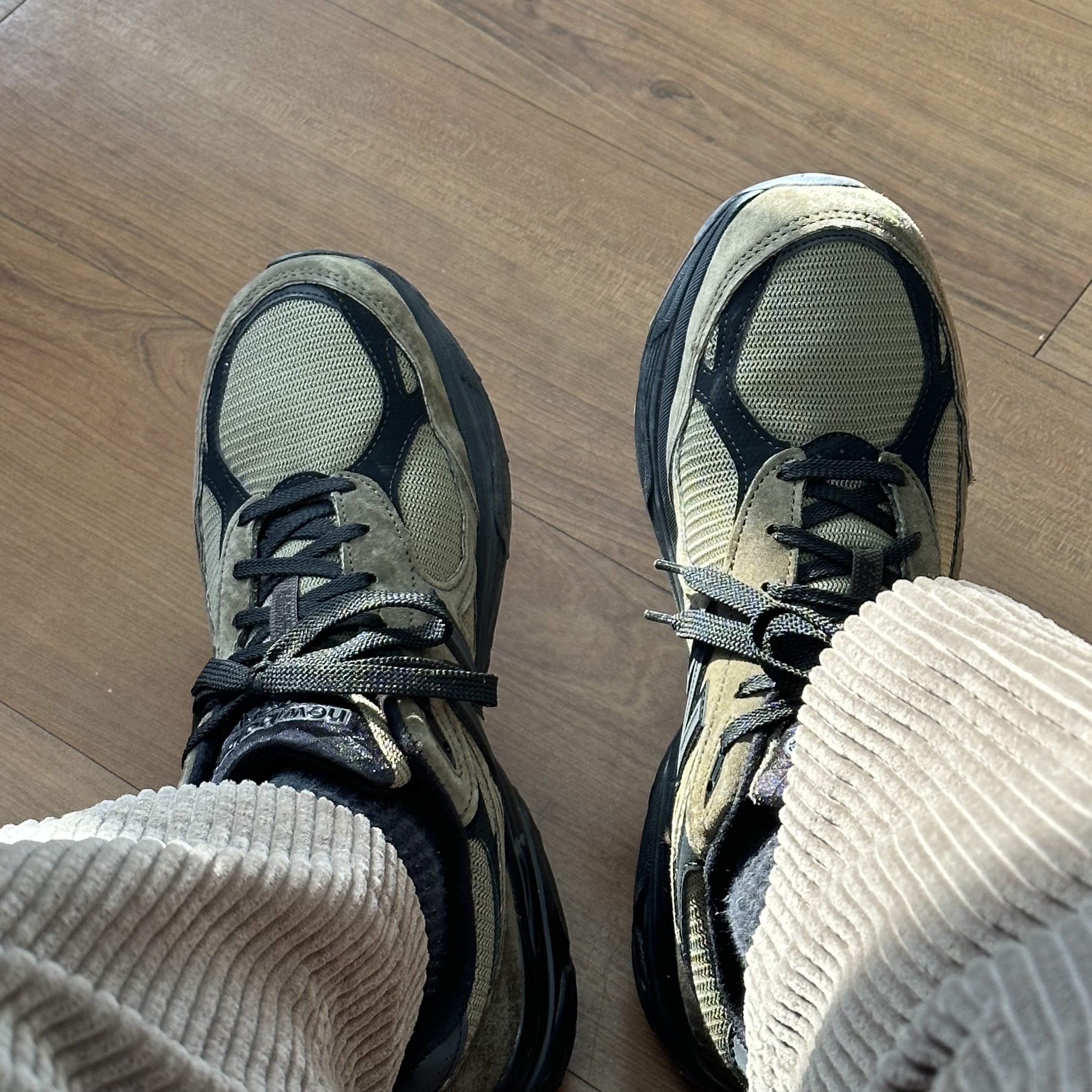 New Balance x JJJJound 990v3 Brown Black 착용 스타일 - 1