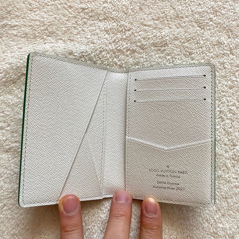 Louis Vuitton Pocket Organizer Everyday LV Vintage Monogram Vert 착용 스타일 - 3