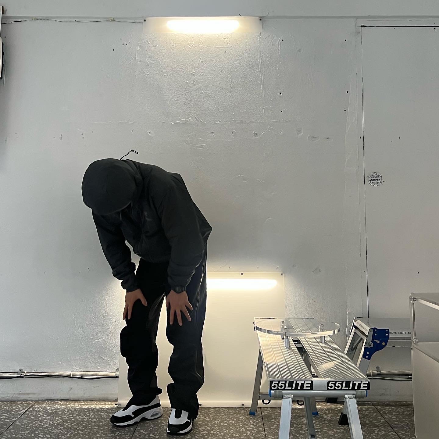 Arc'teryx Atom LT Hoody Glitch, Nike x Comme des Garcons Homme Plus Air Max Sunder SP White Black 착용 스타일 - 3