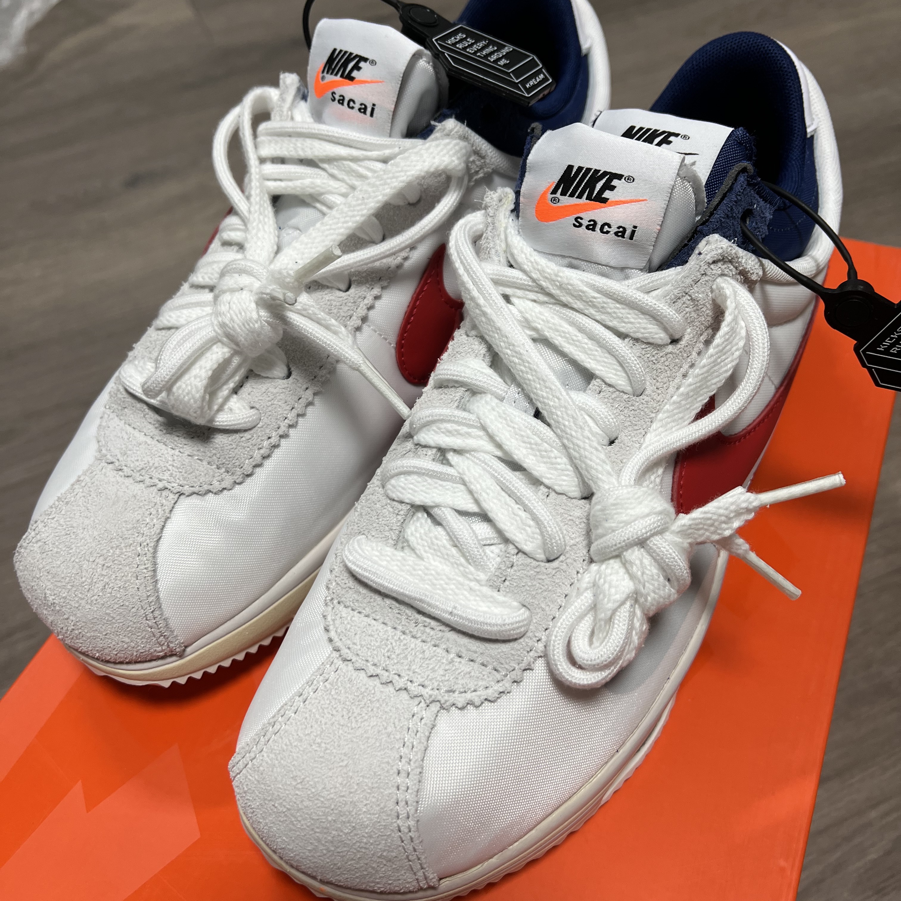Nike x Sacai Zoom Cortez SP White and University Red 착용 스타일 - 1