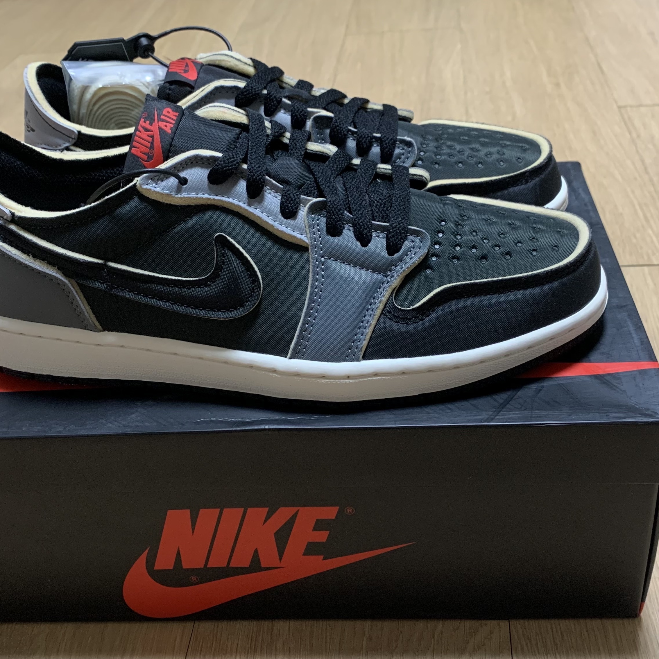 (W) Nike Dunk Low Sanddrift Metallic Gold, Jordan 1 Retro Low OG EX Black and Smoke Grey 착용 스타일 - 4