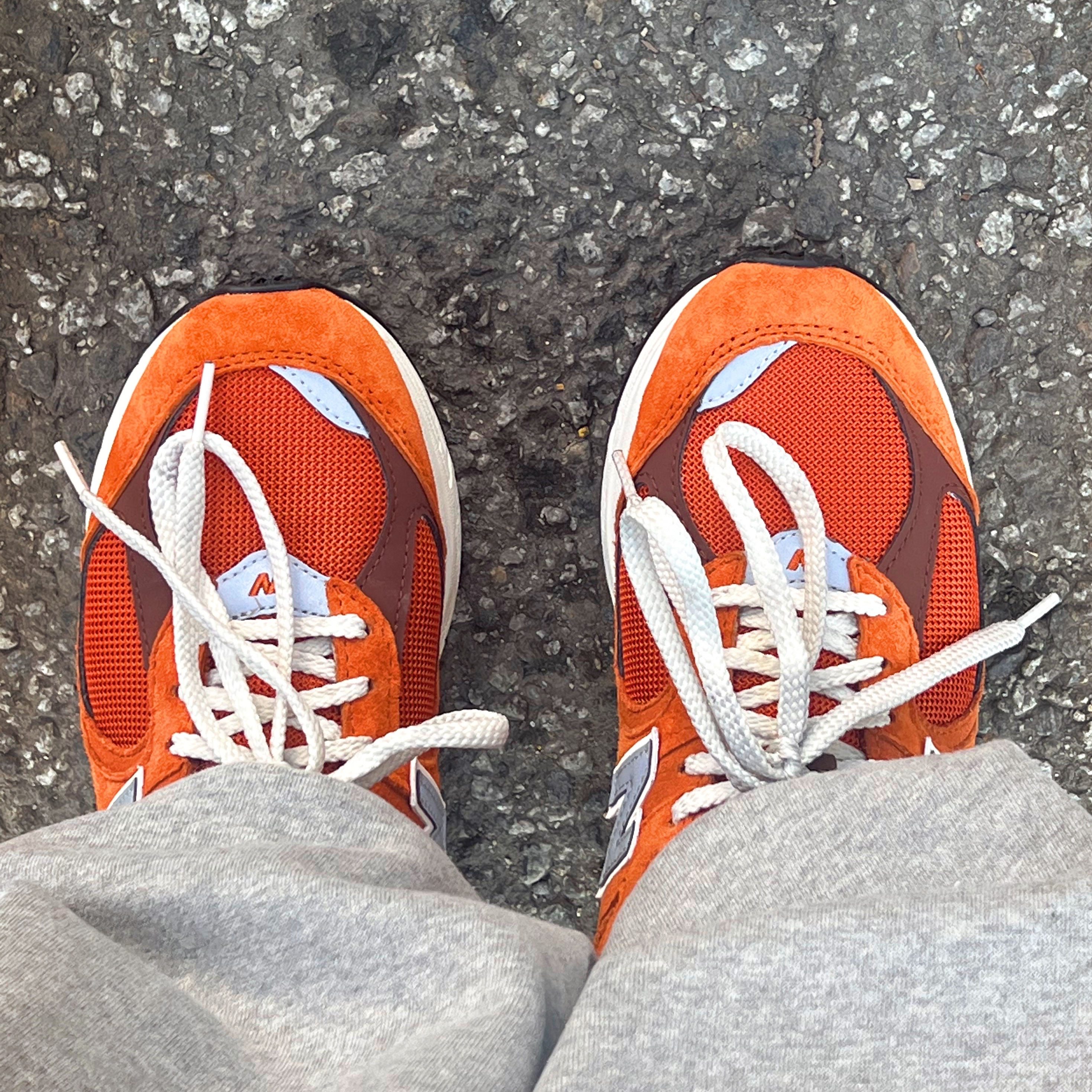 New Balance 2002R Rust Oxide 착용 스타일 - 2
