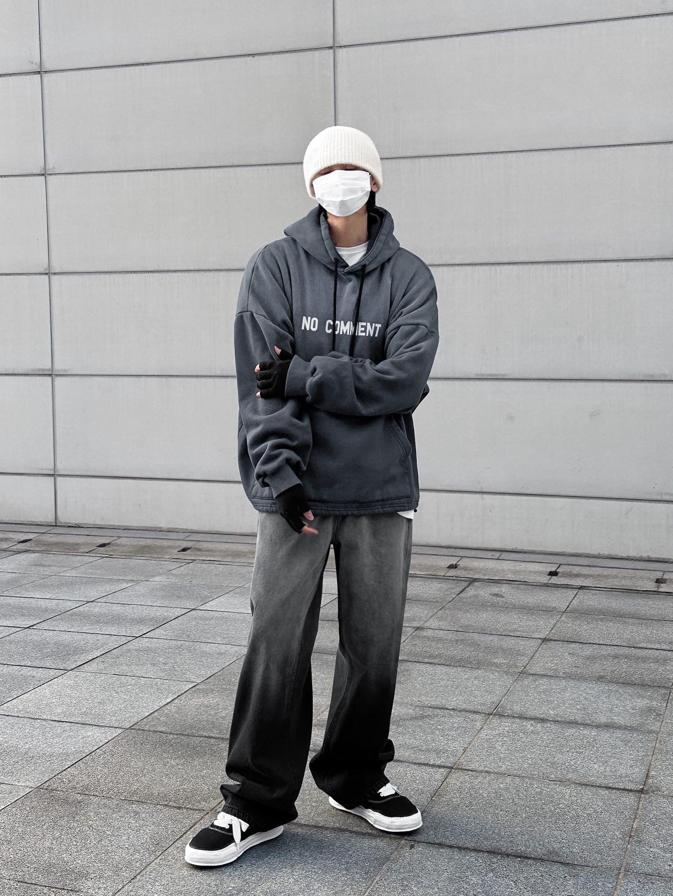 Maison Mihara Yasuhiro Baker OG Sole Canvas Low Cut Sneakers Black 착용 스타일 - 5