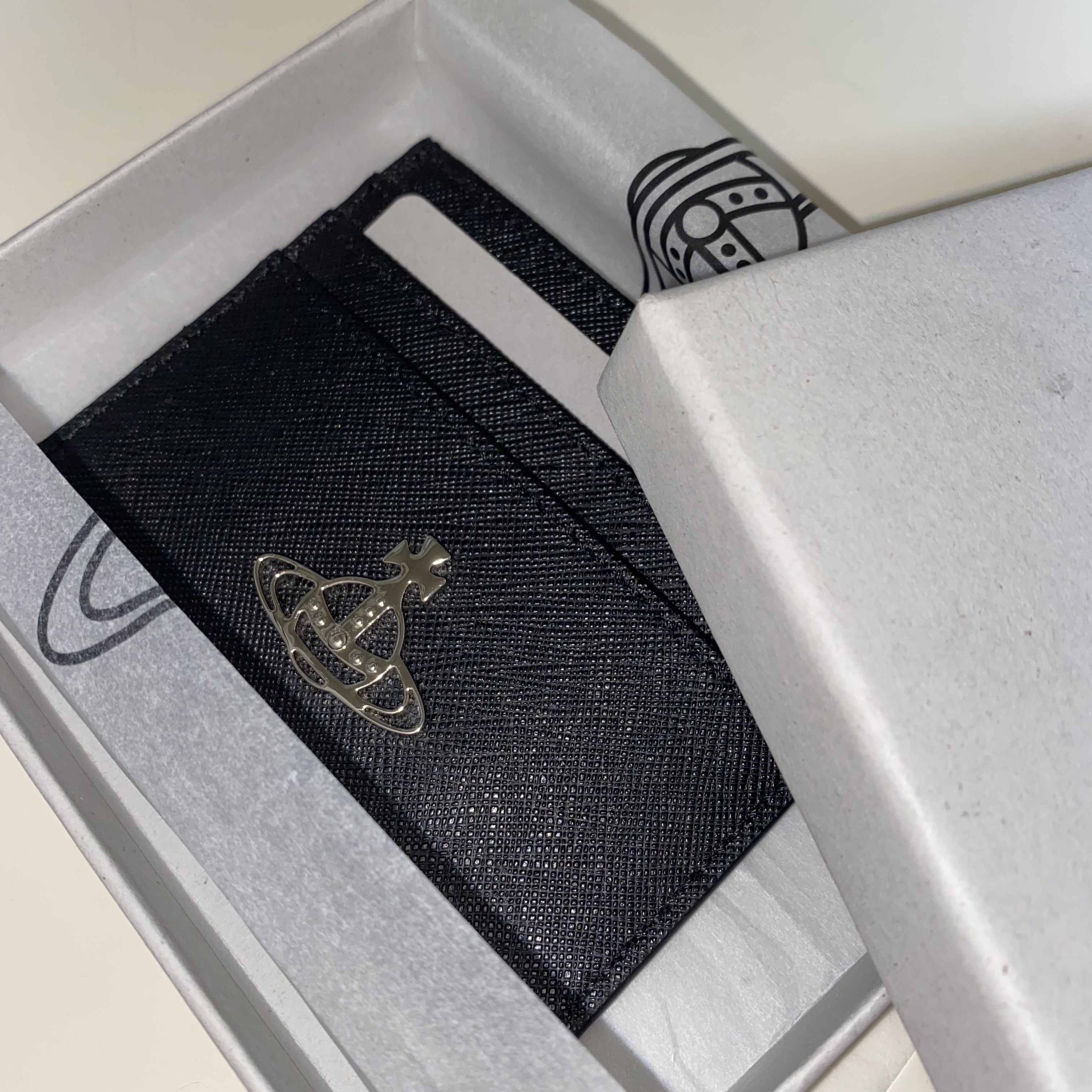 Vivienne Westwood Logo Card Holder Black 착용 스타일