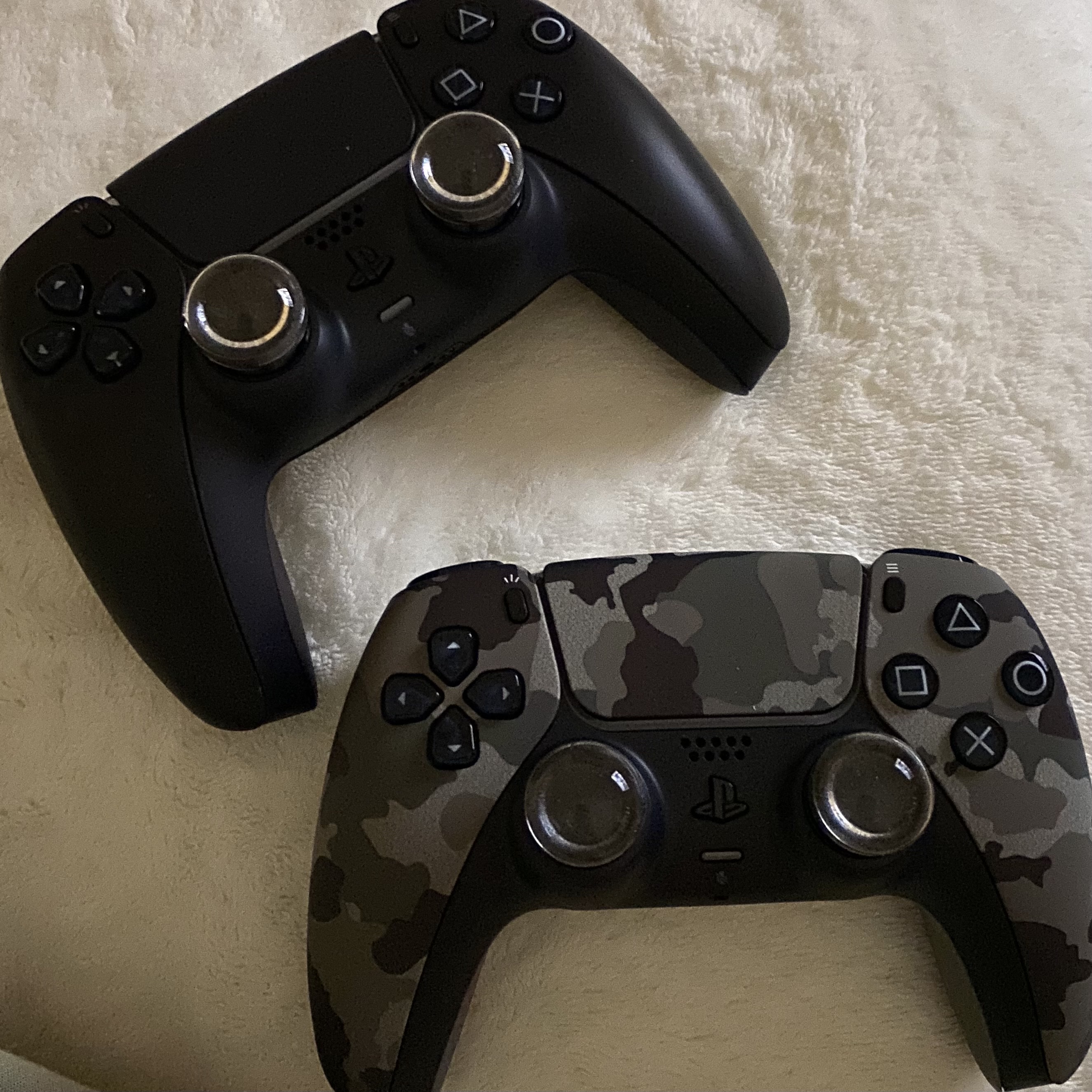 Playstation 5 DualSense Wireless Controller Midnight Black (Korean Ver.), Playstation 5 DualSense Wireless Controller Gray Camouflage (Korean Ver.) 착용 스타일