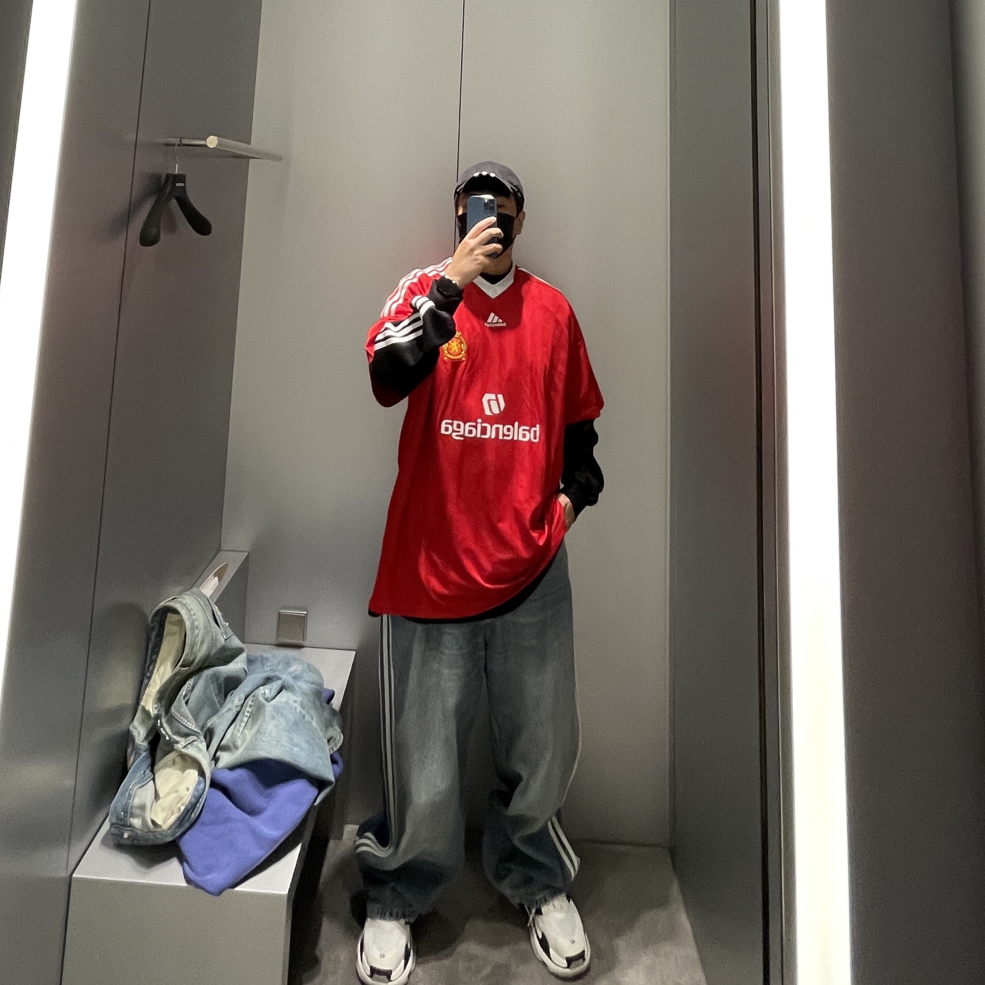 Balenciaga x Adidas Oversized Football T-Shirt Red, Balenciaga x Adidas Ripstop Cotton Shorts Black 착용 스타일 - 2