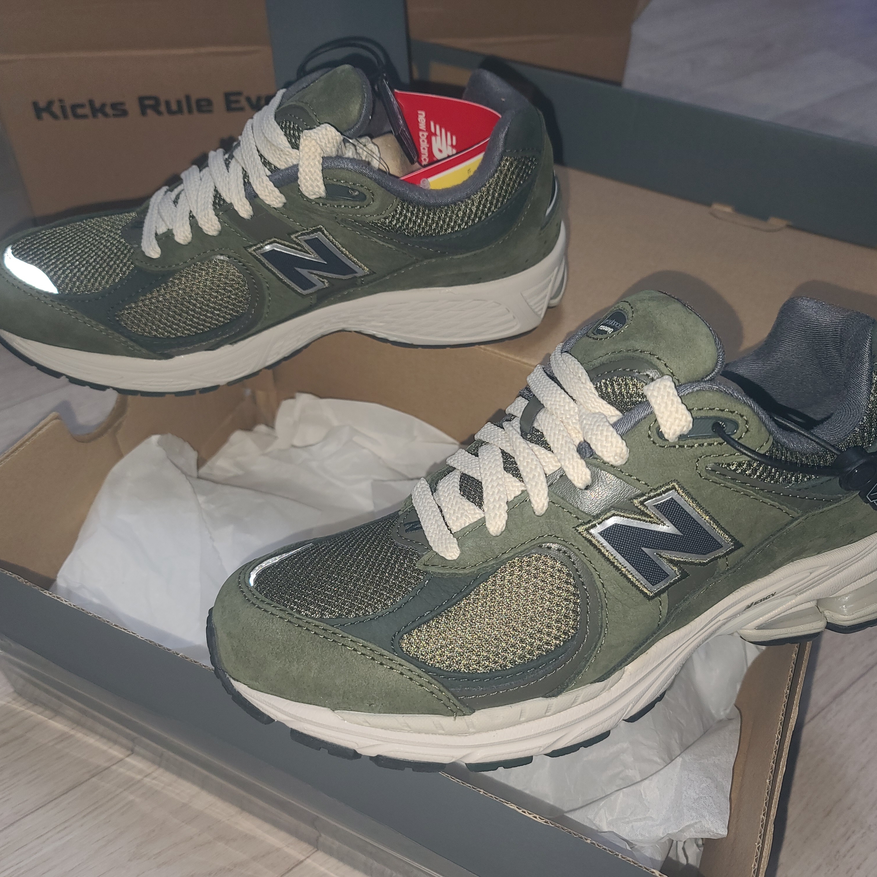 New Balance 2002R Grape Leaf 착용 스타일 - 4