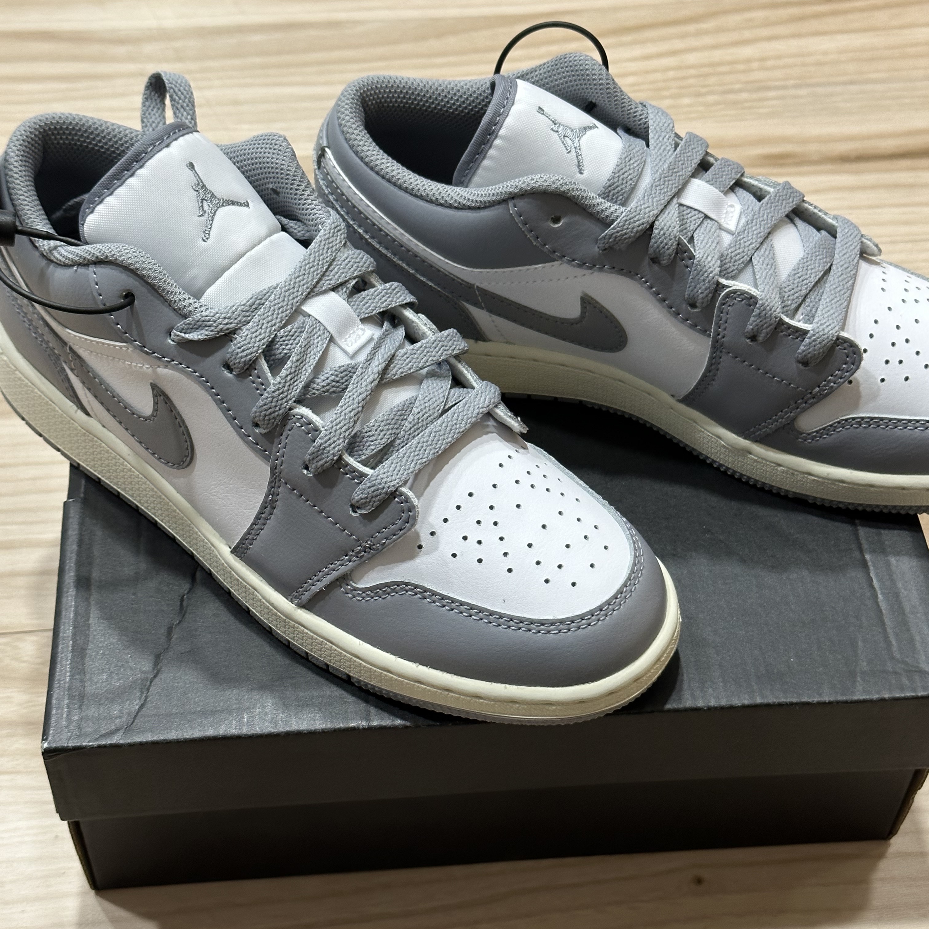 (GS) Jordan 1 Low Stealth and White 착용 스타일 - 1