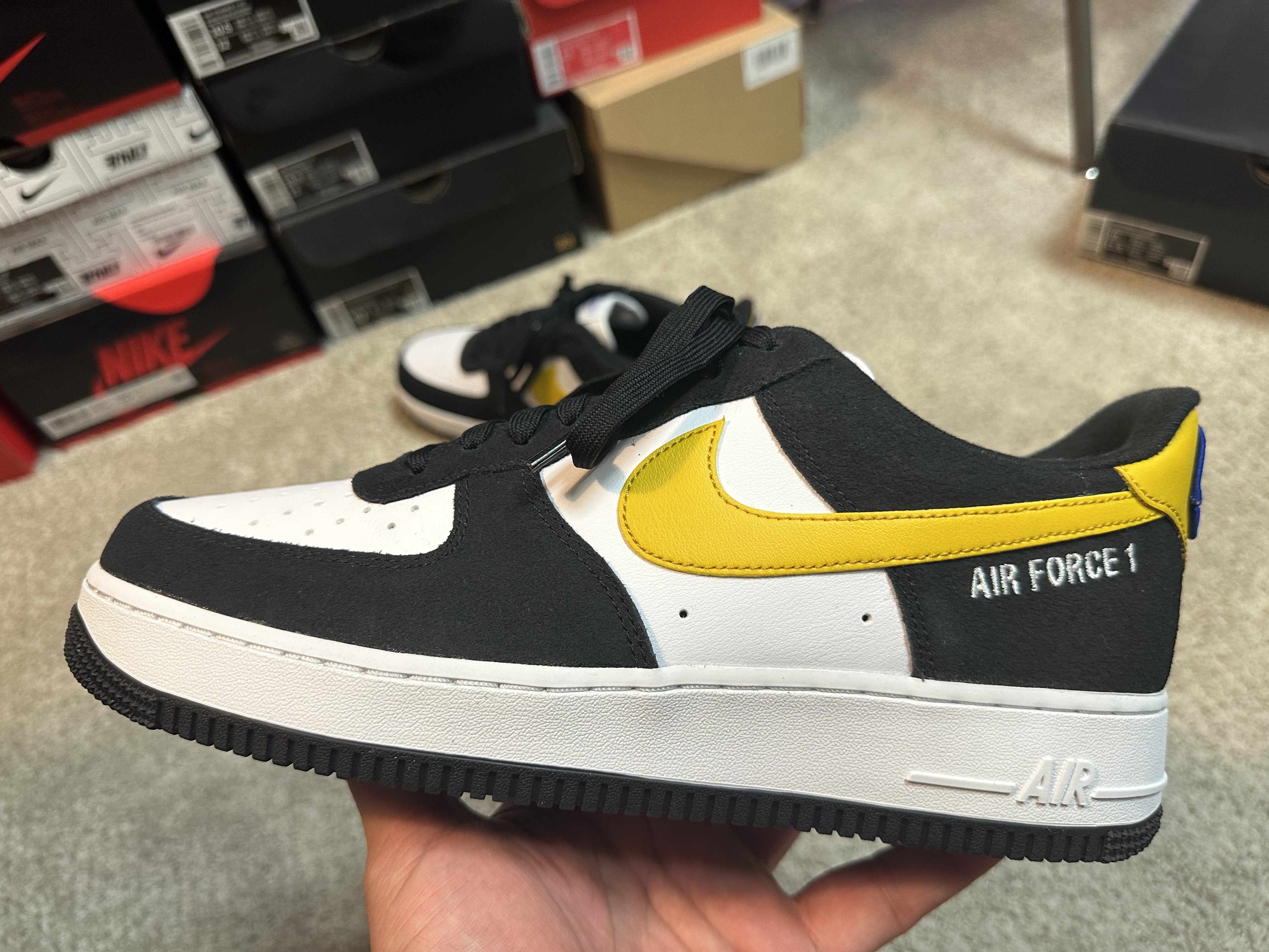 Nike Air Force 1 '07 LV8 Athletic Club Black Dark Sulfur 착용 스타일 - 4