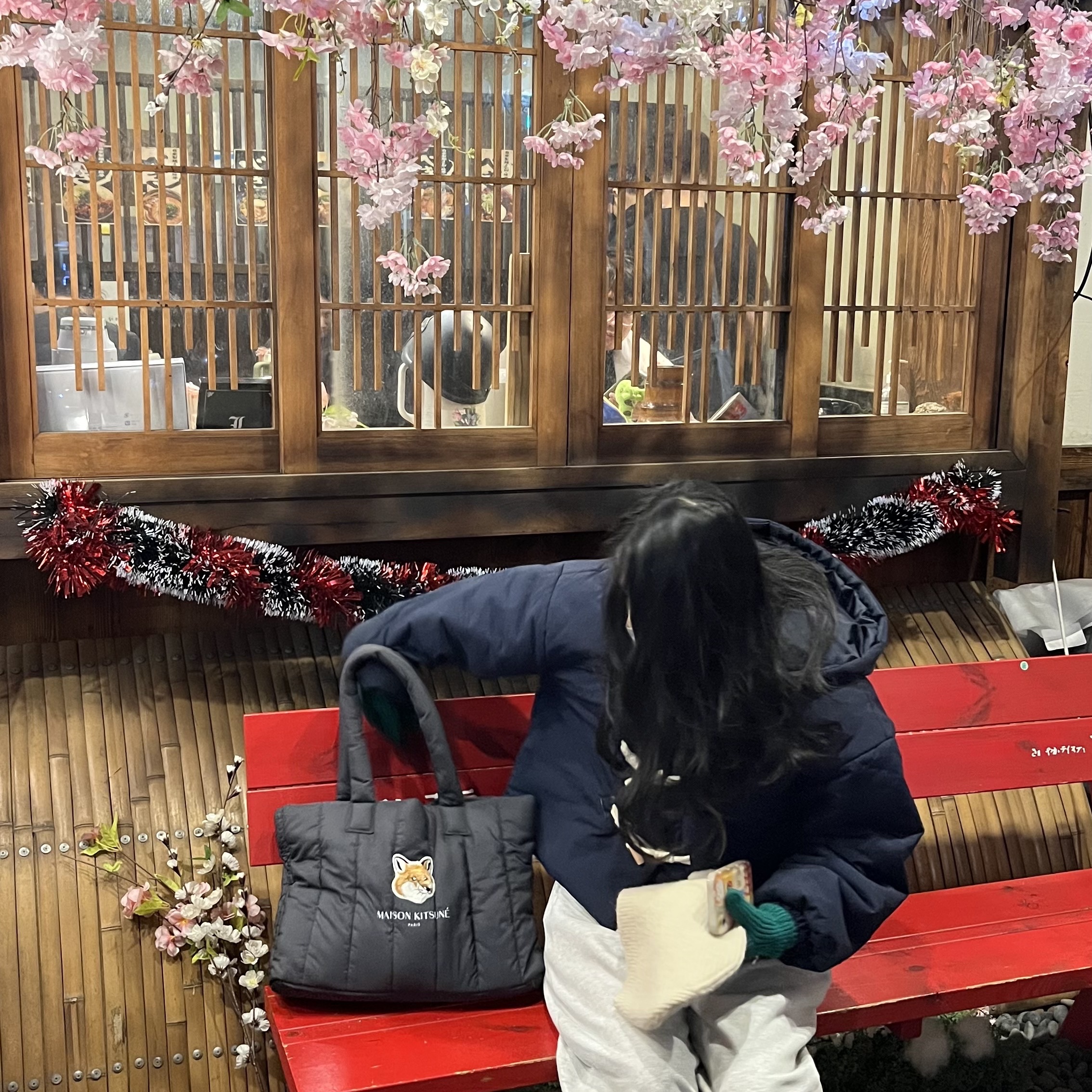 Maison Kitsune x Laneige Padded Bag Navy 착용 스타일