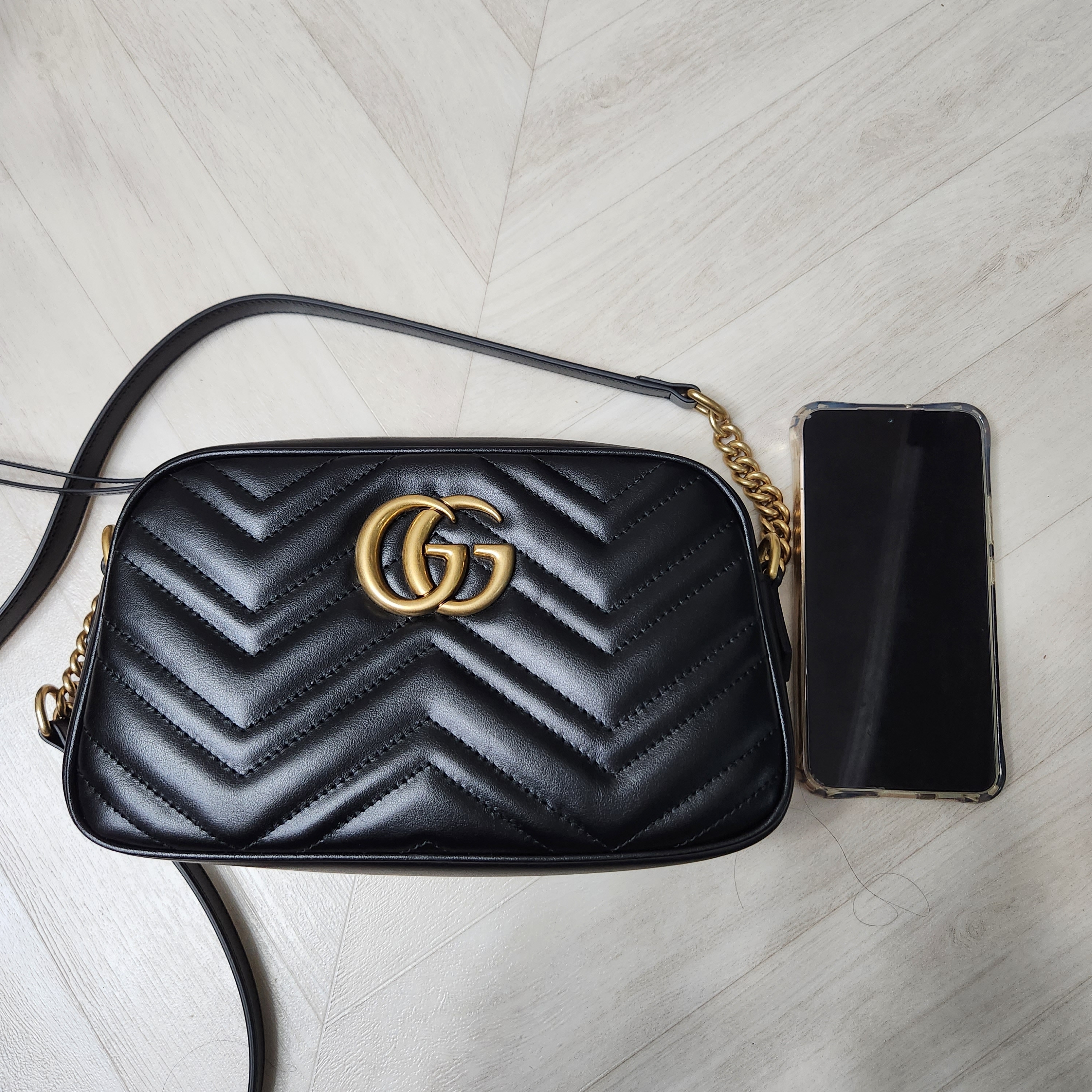 Gucci GG Marmont Matelasse Small Chain Shoulder Bag Black 착용 스타일 - 1